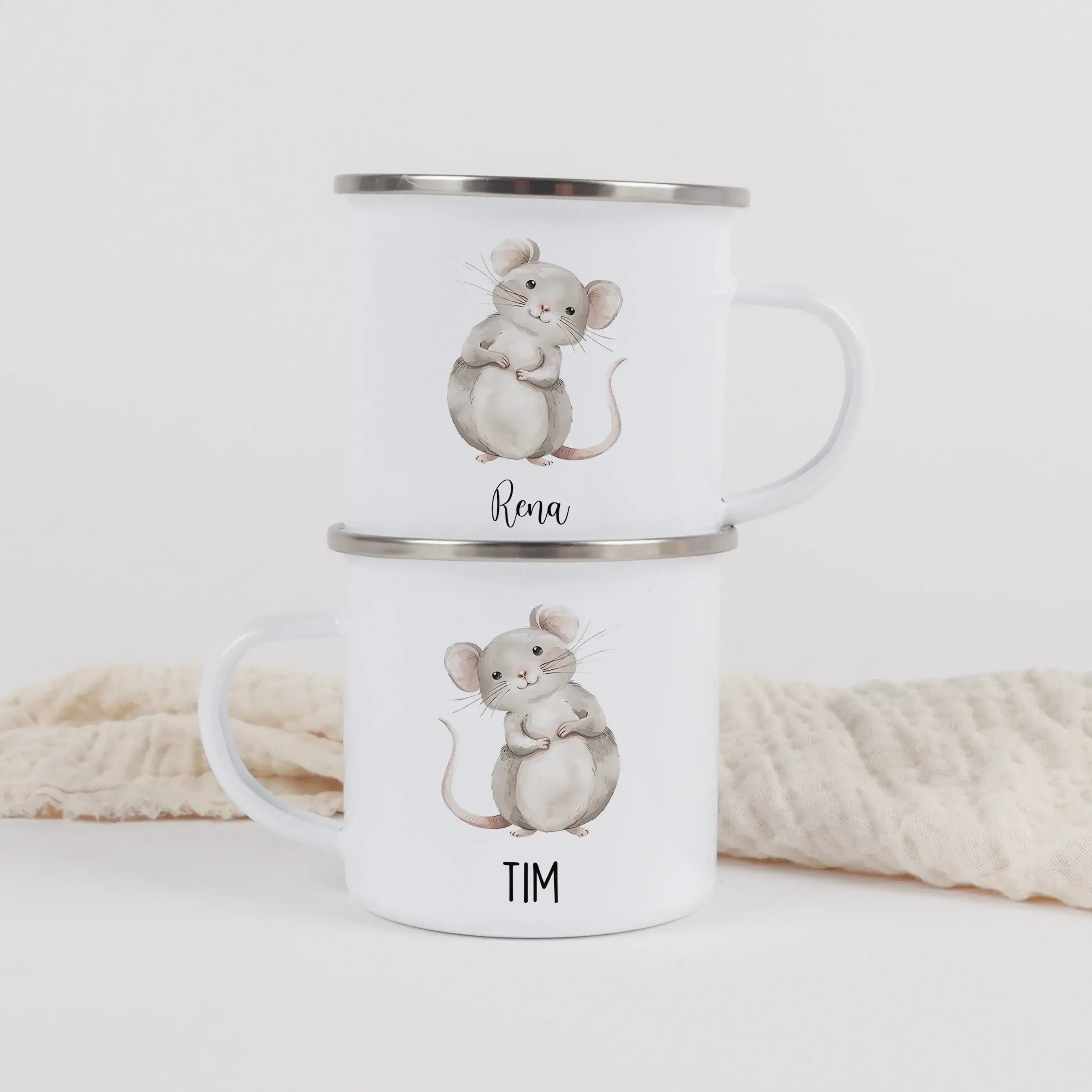 Emaille Tasse Maus-Emaille Tasse-famprints-Die Emaille Tasse Maus von famprints verbindet liebevolles Design mit persönlicher Note und wird schnell zum neuen Lieblingsbecher kleiner Entdecker. Das sanfte Aquarellmotiv der Maus, kombiniert mit deinem Wunsc