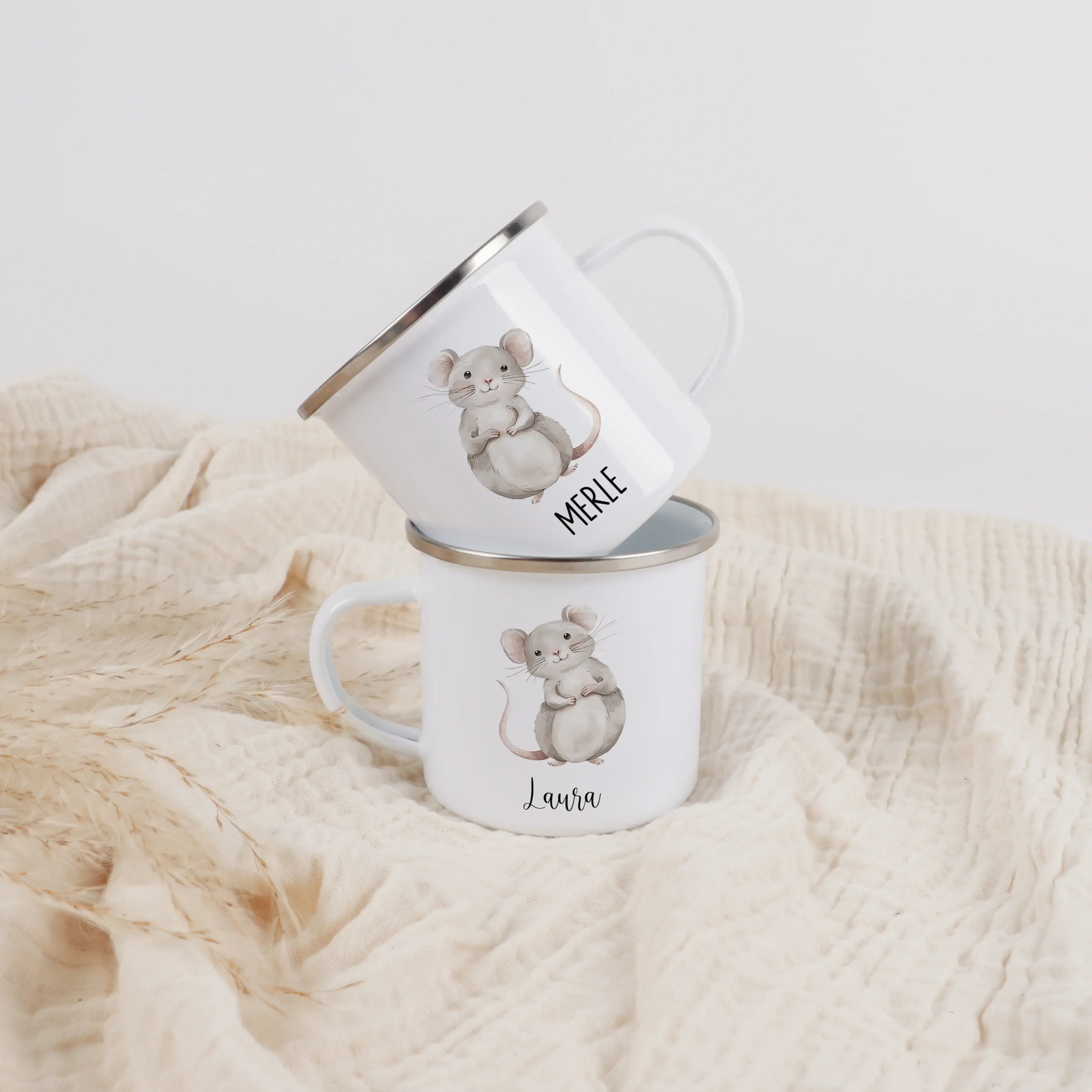 Emaille Tasse Maus-Emaille Tasse-famprints-Die Emaille Tasse Maus von famprints verbindet liebevolles Design mit persönlicher Note und wird schnell zum neuen Lieblingsbecher kleiner Entdecker. Das sanfte Aquarellmotiv der Maus, kombiniert mit deinem Wunsc