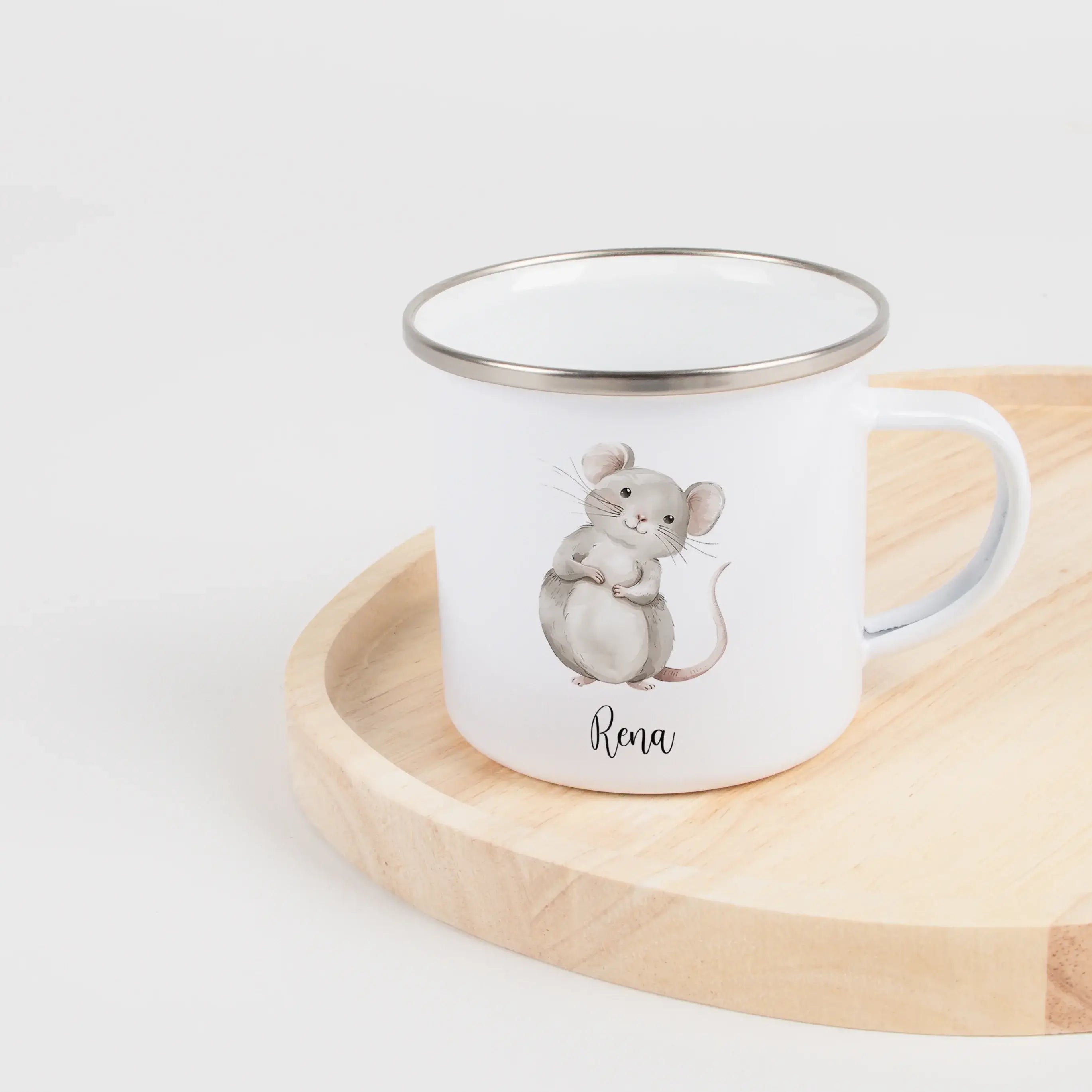 Emaille Tasse Maus-Emaille Tasse-famprints-Die Emaille Tasse Maus von famprints verbindet liebevolles Design mit persönlicher Note und wird schnell zum neuen Lieblingsbecher kleiner Entdecker. Das sanfte Aquarellmotiv der Maus, kombiniert mit deinem Wunsc
