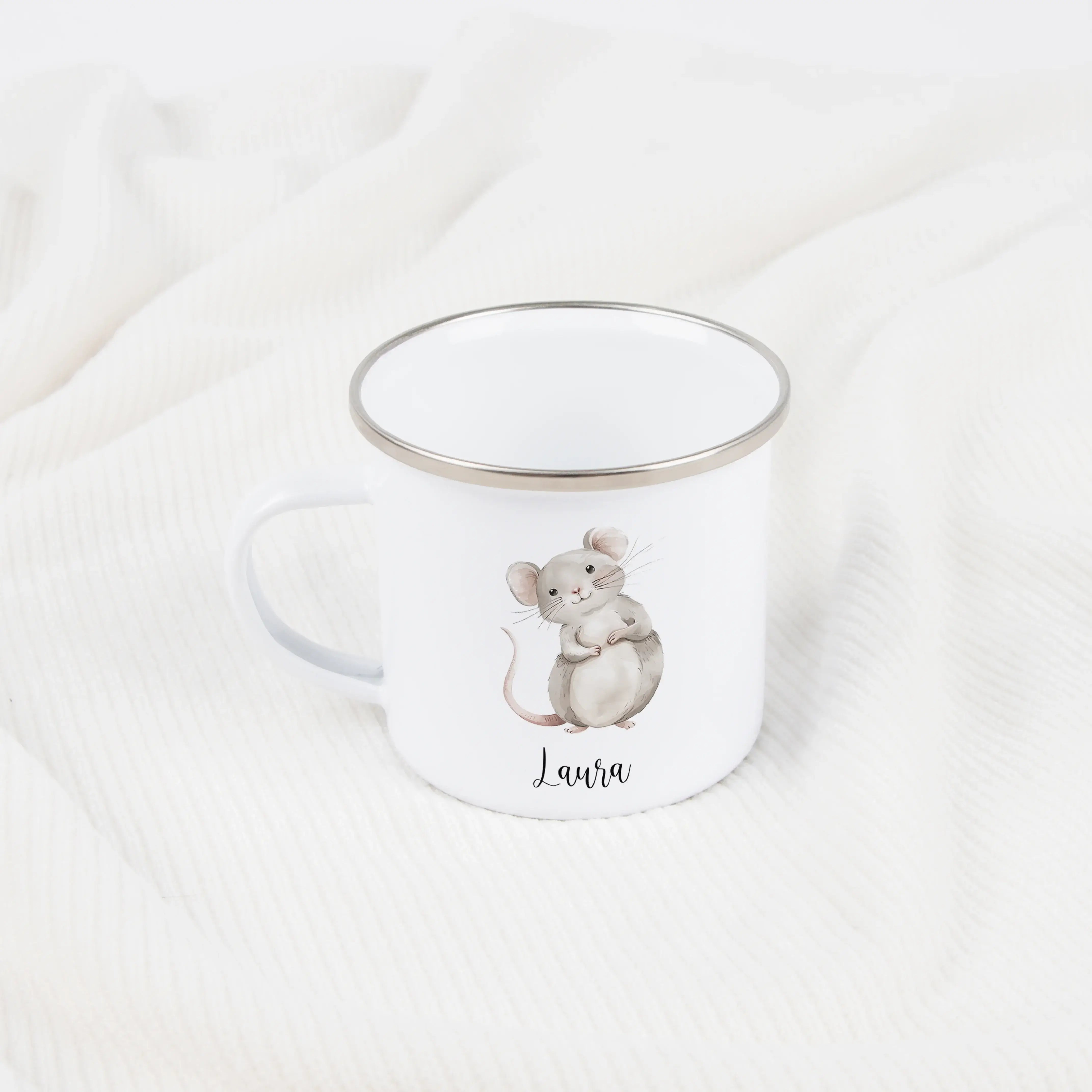 Emaille Tasse Maus-Emaille Tasse-famprints-Die Emaille Tasse Maus von famprints verbindet liebevolles Design mit persönlicher Note und wird schnell zum neuen Lieblingsbecher kleiner Entdecker. Das sanfte Aquarellmotiv der Maus, kombiniert mit deinem Wunsc