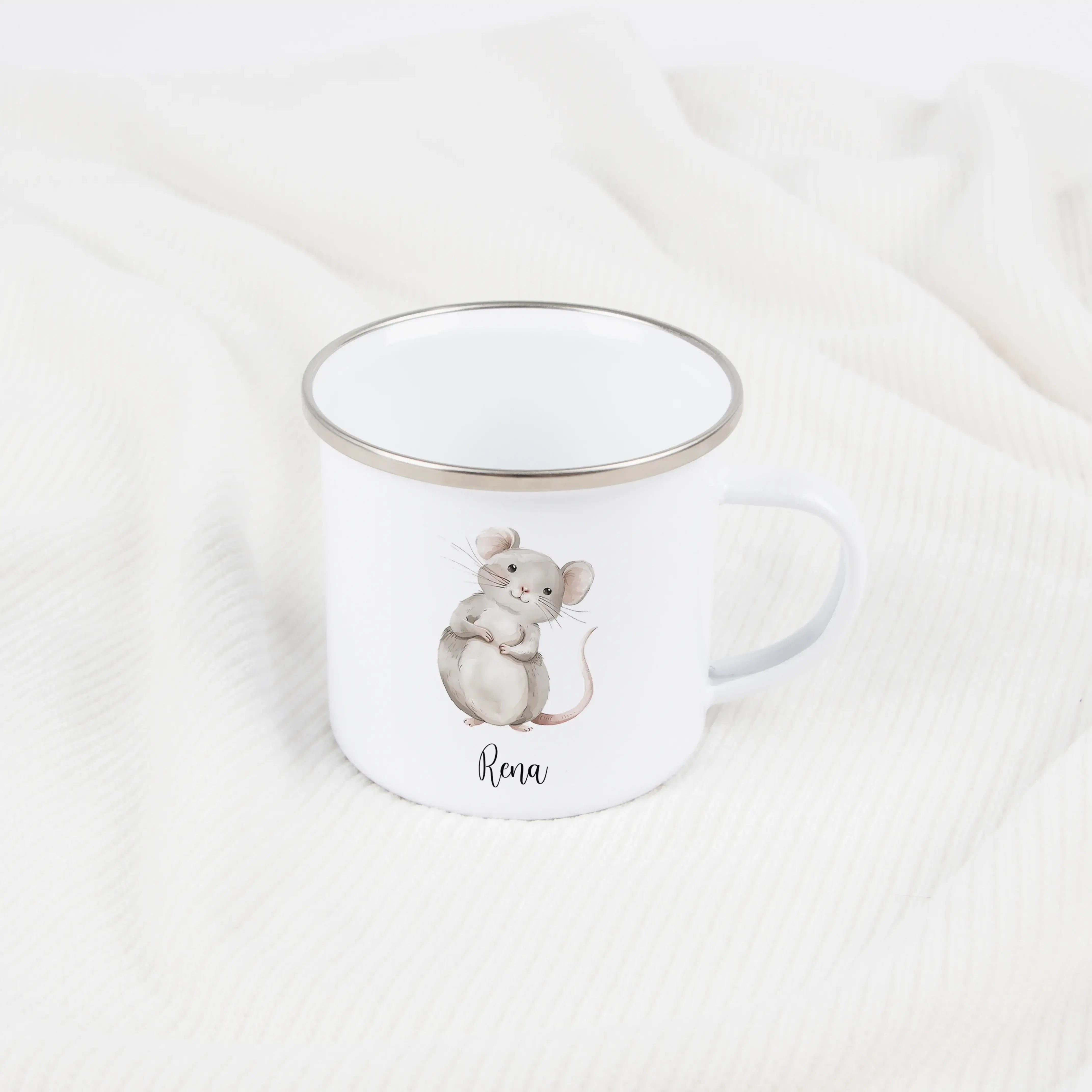 Emaille Tasse Maus-Emaille Tasse-famprints-Die Emaille Tasse Maus von famprints verbindet liebevolles Design mit persönlicher Note und wird schnell zum neuen Lieblingsbecher kleiner Entdecker. Das sanfte Aquarellmotiv der Maus, kombiniert mit deinem Wunsc