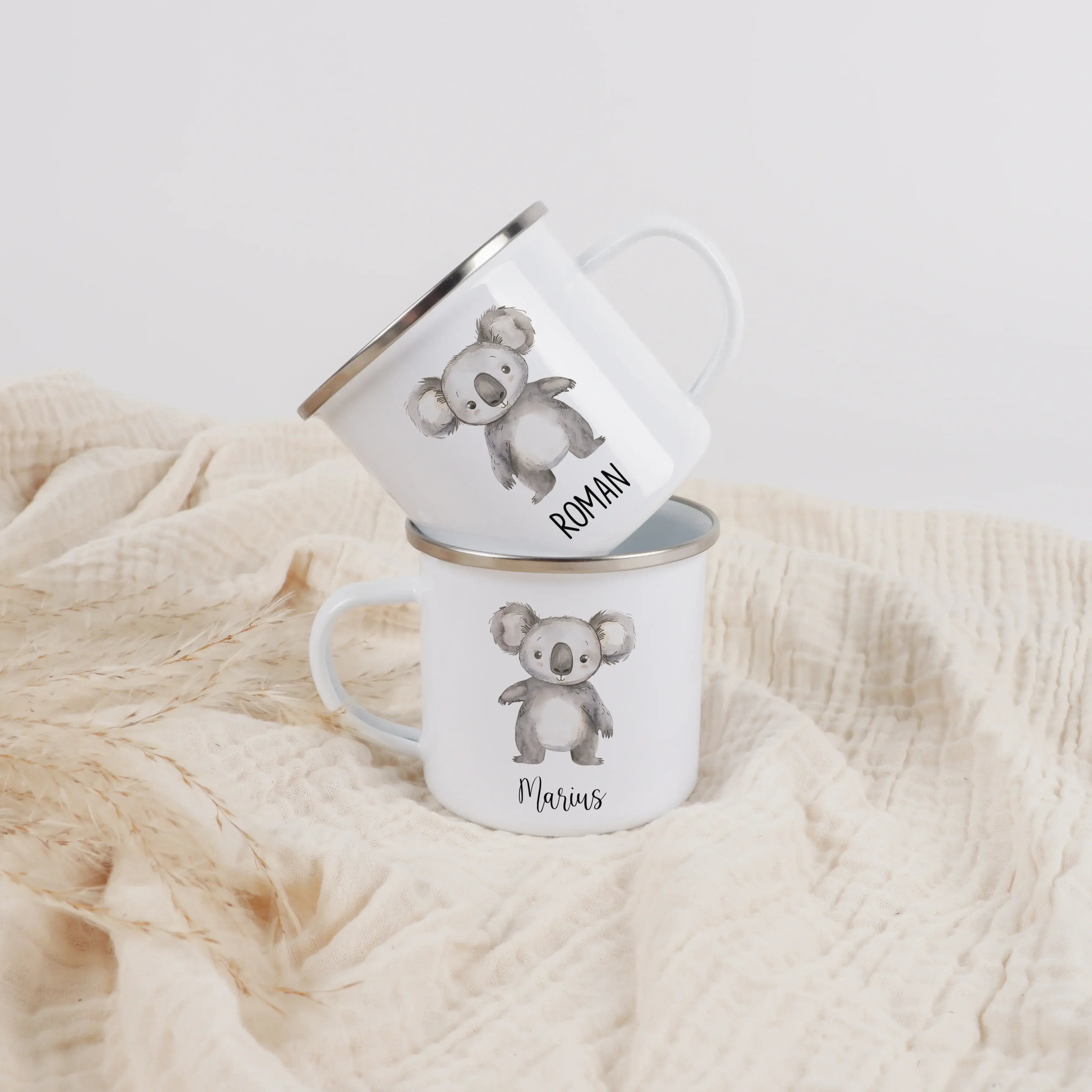 Emaille Tasse Koala-Emaille Tasse-famprints-Die Emaille Tasse Koala von famprints bringt jeden Morgen ein bisschen Wärme und ein freundliches Hallo in deinen Alltag. Das liebevoll illustrierte Koala-Motiv in sanfter Aquarell-Optik macht die personalisiert