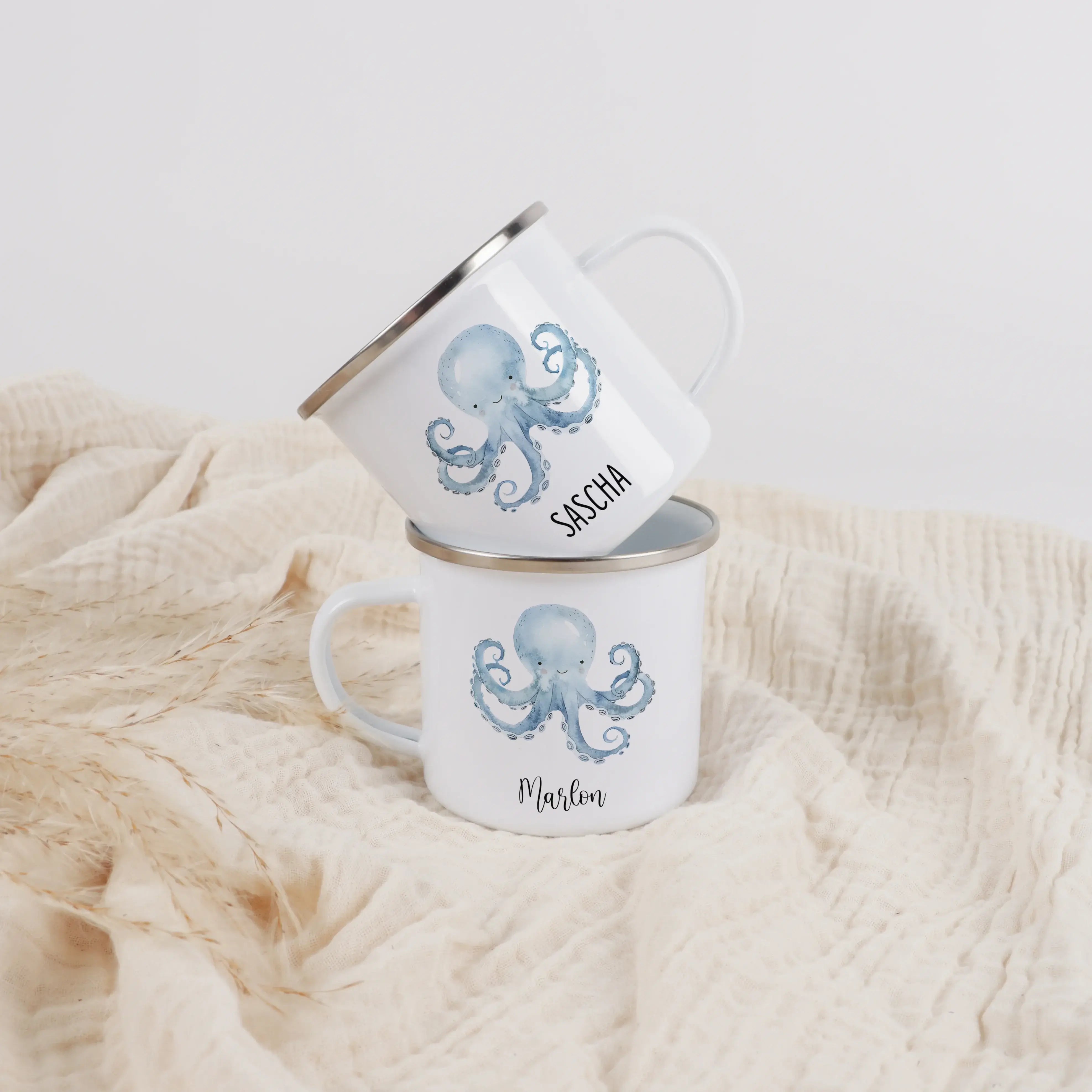 Emaille Tasse Krake-Emaille Tasse-famprints-Die Emaille Tasse Krake von famprints ist ein liebevoll gestaltetes Geschenk für Kinder und Familien, die personalisierte Alltagsprodukte mit Bedeutung suchen. Das verspielte Krakenmotiv in sanfter Aquarell-Opti