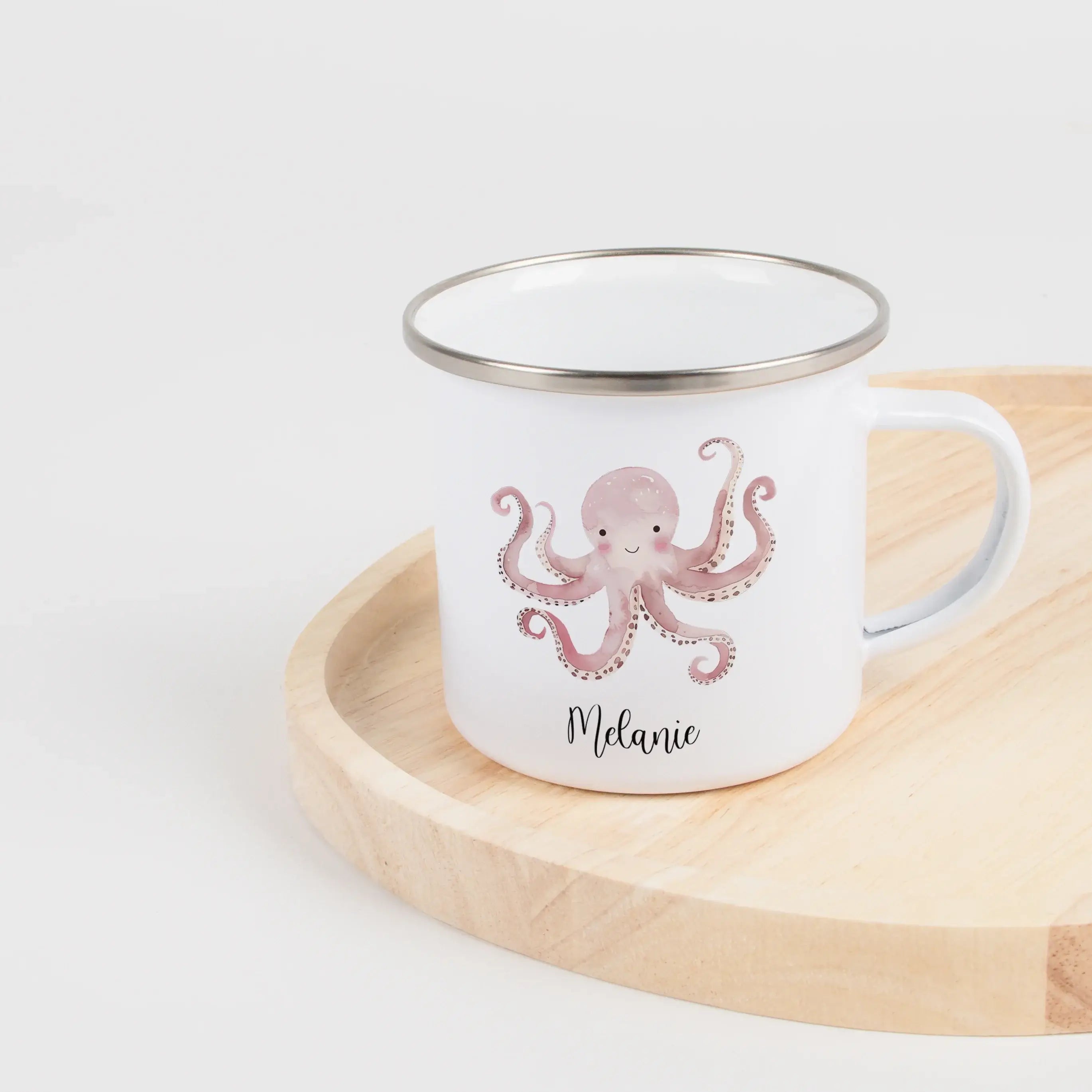 Emaille Tasse Krake-Emaille Tasse-famprints-Die Emaille Tasse Krake von famprints ist ein liebevoll gestaltetes Geschenk für Kinder und Familien, die personalisierte Alltagsprodukte mit Bedeutung suchen. Das verspielte Krakenmotiv in sanfter Aquarell-Opti