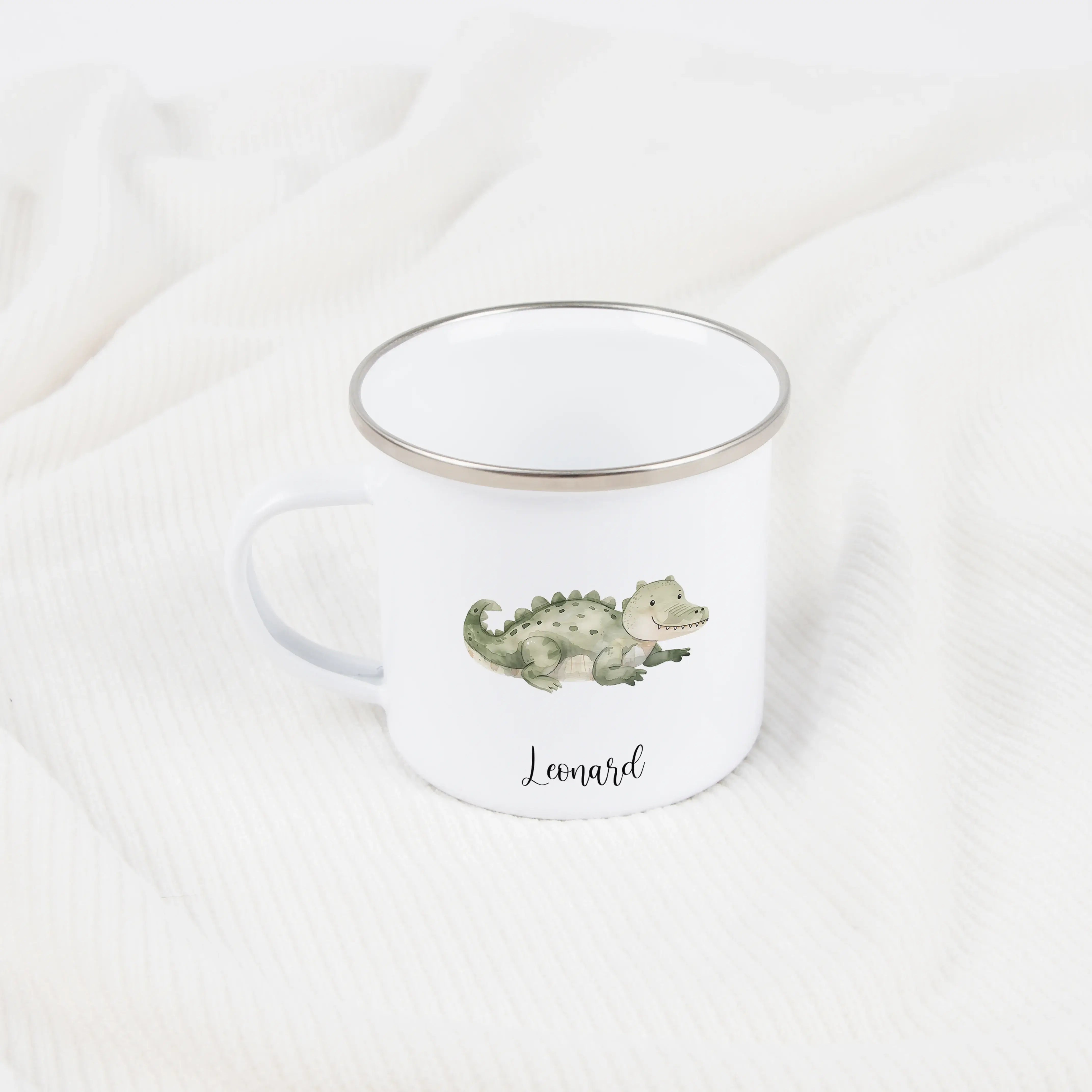Emaille Tasse Krokodil-Emaille Tasse-famprints-Die Emaille Tasse Krokodil von famprints ist genau richtig, wenn du ein personalisiertes Geschenk suchst, das im Alltag genutzt wird und trotzdem etwas Besonderes ist. Das liebevoll illustrierte Krokodil-Moti