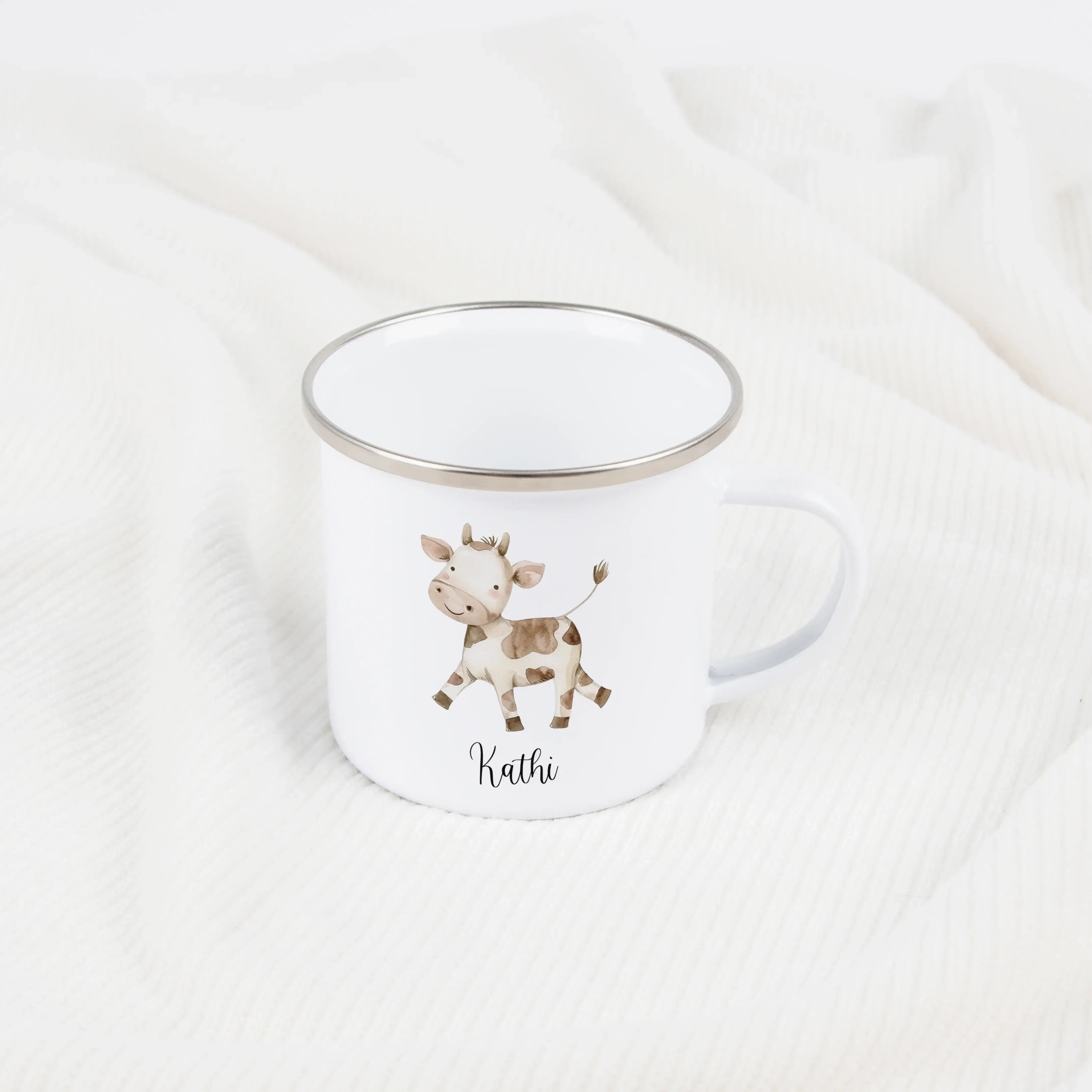 Emaille Tasse Kuh-Emaille Tasse-famprints-Die Emaille Tasse Kuh von famprints verbindet liebevolles Design mit persönlichen Erinnerungsmomenten. Die freundlich gezeichnete Kuh im Aquarellstil macht die Tasse zu einem charmanten Begleiter für Kinder und Er