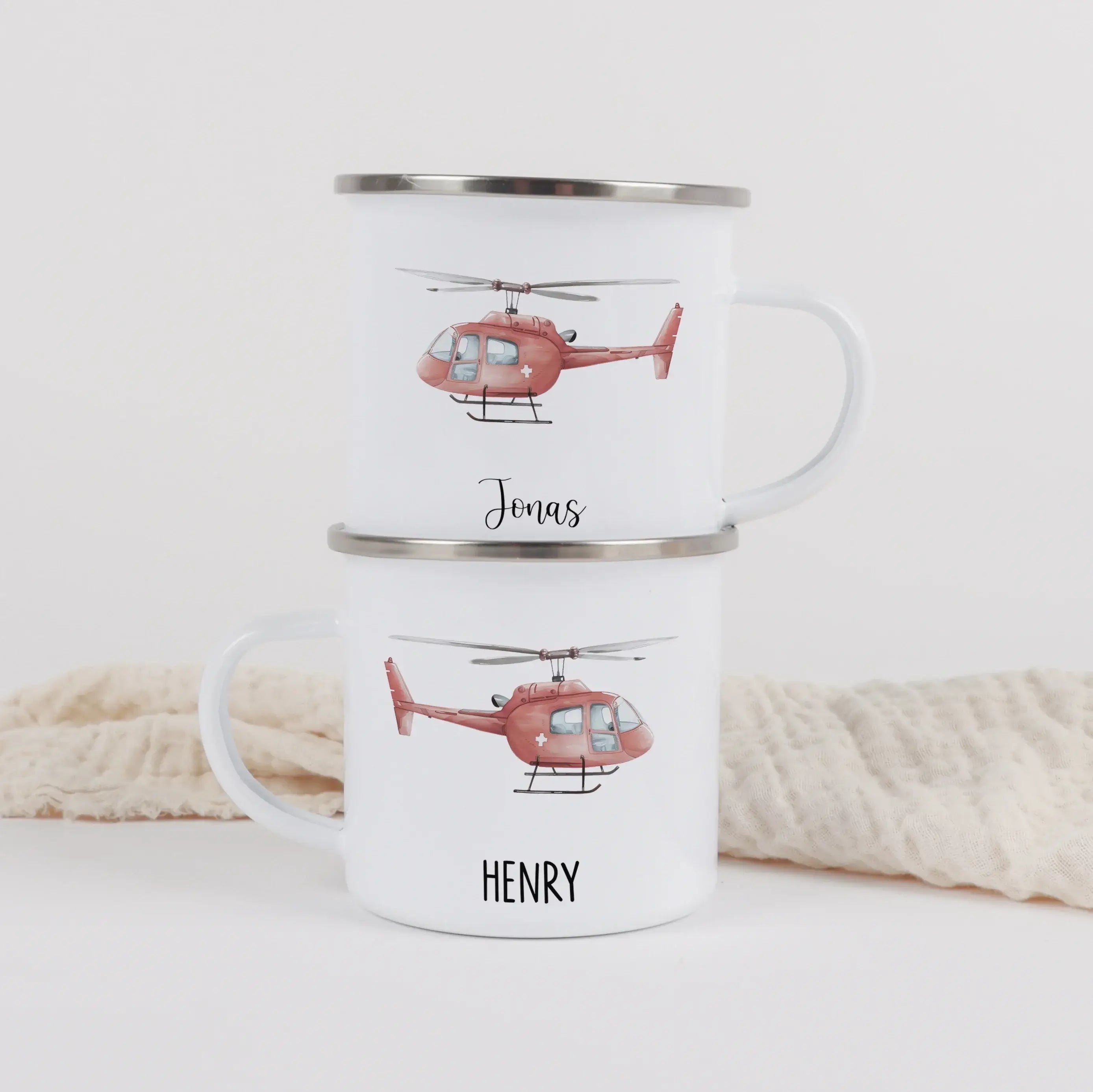 Emaille Tasse Hubschrauber-Emaille Tasse-famprints-Die Emaille Tasse Hubschrauber von famprints verbindet liebevolles Design mit einer persönlichen Note, die Kinder im Alltag begleitet. Das detailreiche Hubschrauber-Motiv in weichen Aquarellfarben weckt s