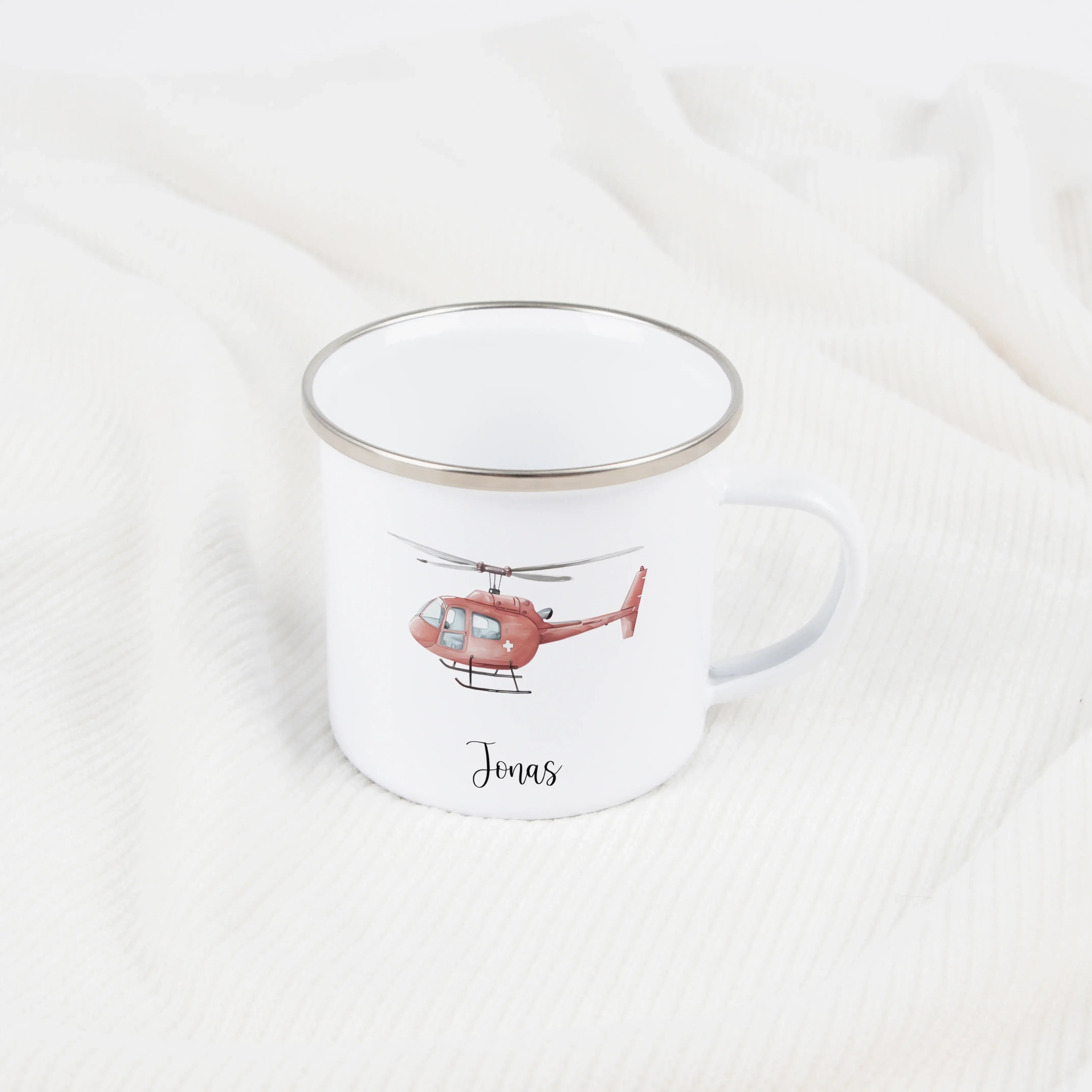 Emaille Tasse Hubschrauber-Emaille Tasse-famprints-Die Emaille Tasse Hubschrauber von famprints verbindet liebevolles Design mit einer persönlichen Note, die Kinder im Alltag begleitet. Das detailreiche Hubschrauber-Motiv in weichen Aquarellfarben weckt s