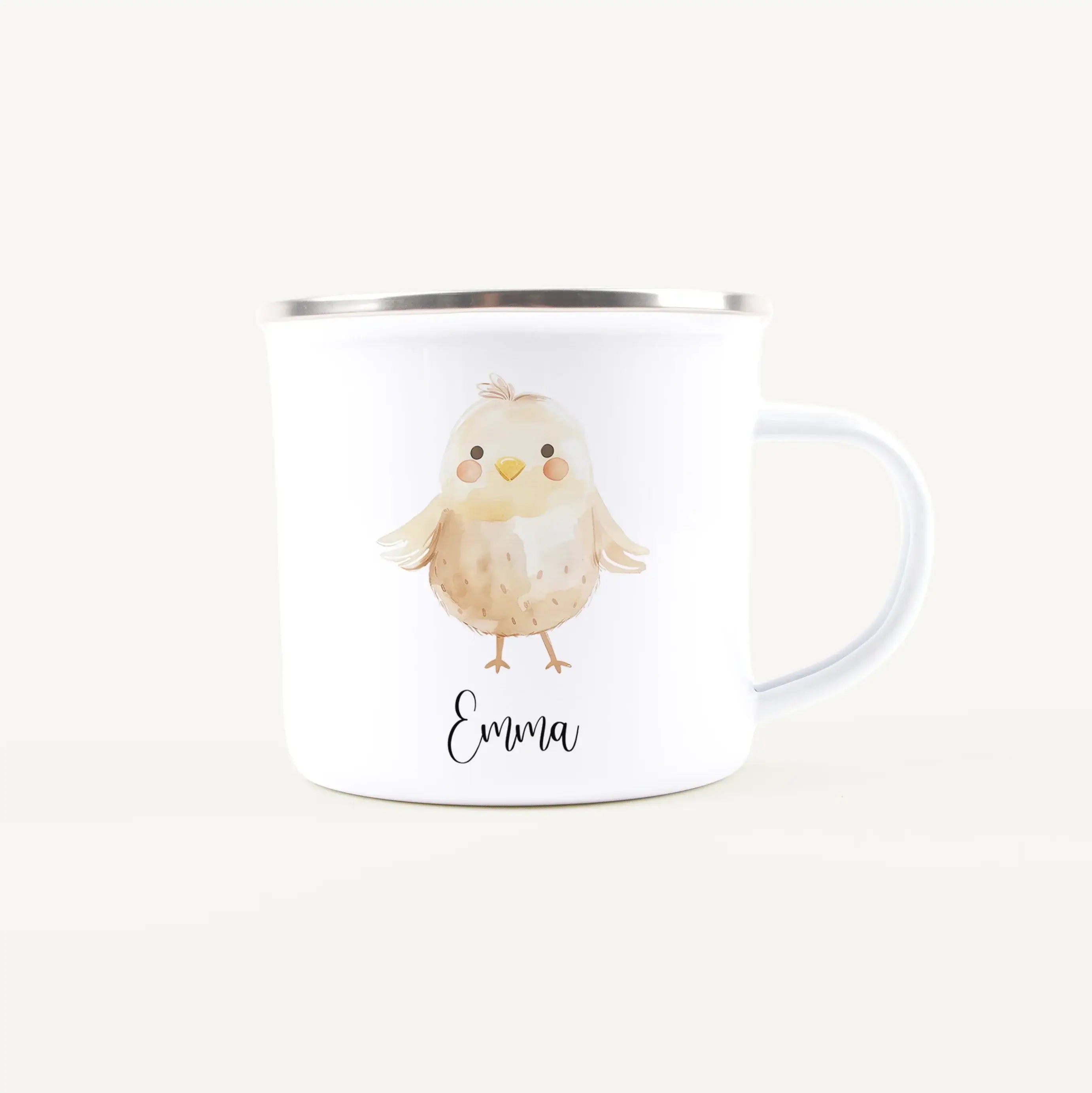 Emaille Tasse Küken-Emaille Tasse-famprints-Die Emaille Tasse Küken von famprints ist ein liebevoll gestalteter Emaillebecher für Kinder und Familien, die personalisierte Geschenke mit Bedeutung suchen. Das niedliche Kükenmotiv im sanften Aquarellstil mac