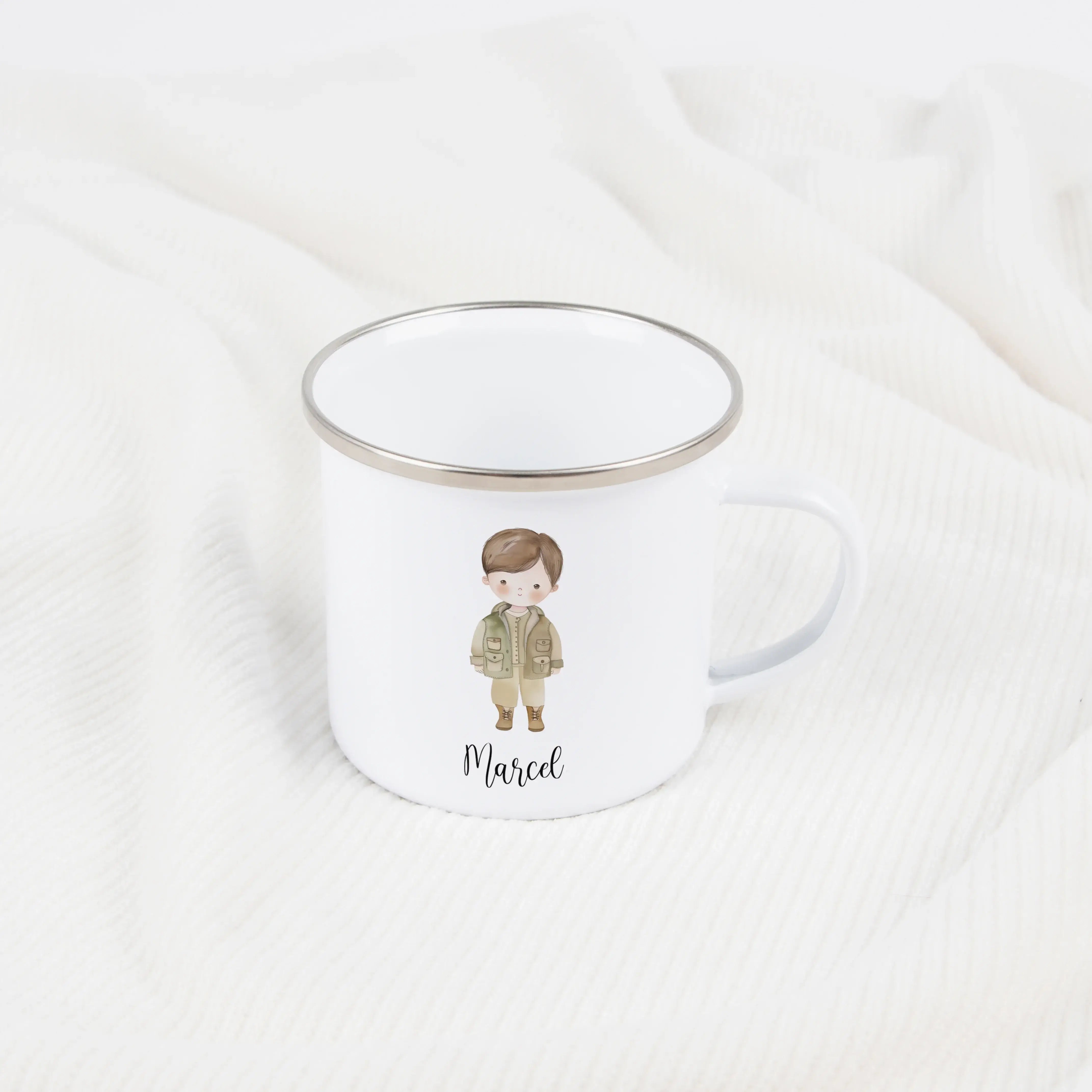 Emaille Tasse Pfadfinder-Emaille Tasse-famprints-Mit der Emaille Tasse Pfadfinder von famprints schenkst du mehr als nur einen Becher. Du schenkst ein persönliches Erinnerungsstück, das perfekt zu kleinen und großen Abenteurern passt. Ob zum Start bei den