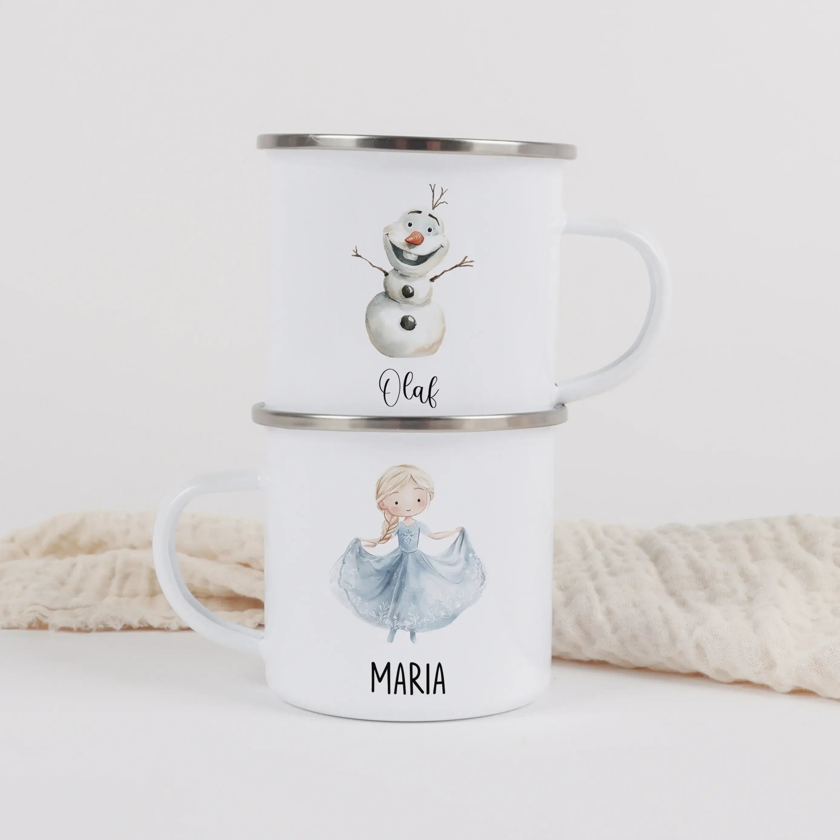 Emaille Tasse Eiskönigin-Emaille Tasse-famprints-Mit der Emaille Tasse Eiskönigin von famprints schenkst du Kindern einen kleinen täglichen Glücksmoment – perfekt für alle, die Märchenwelten, Winterzauber und liebevoll gestaltete Motive mögen. Die weiße K