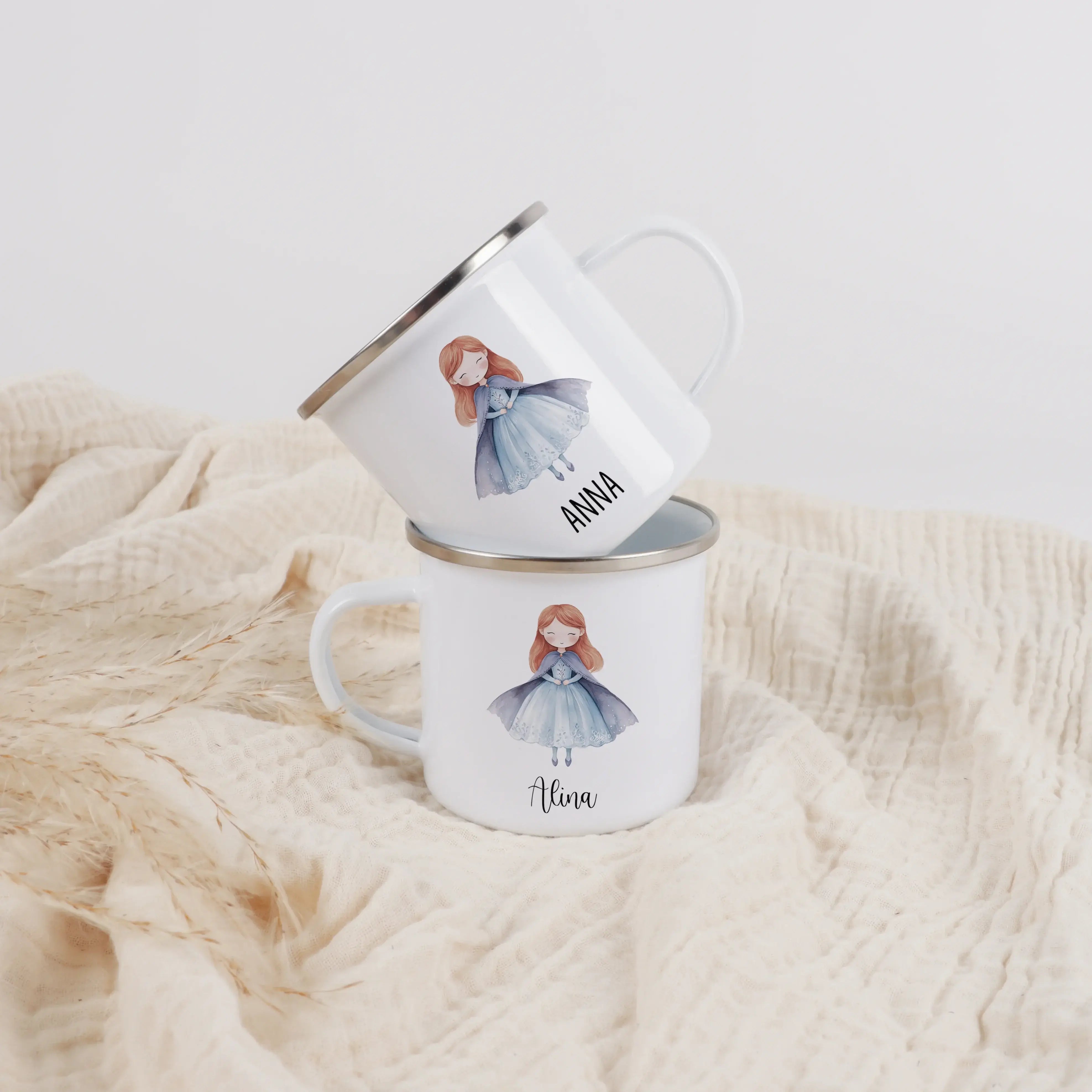Emaille Tasse Eiskönigin-Emaille Tasse-famprints-Mit der Emaille Tasse Eiskönigin von famprints schenkst du Kindern einen kleinen täglichen Glücksmoment – perfekt für alle, die Märchenwelten, Winterzauber und liebevoll gestaltete Motive mögen. Die weiße K