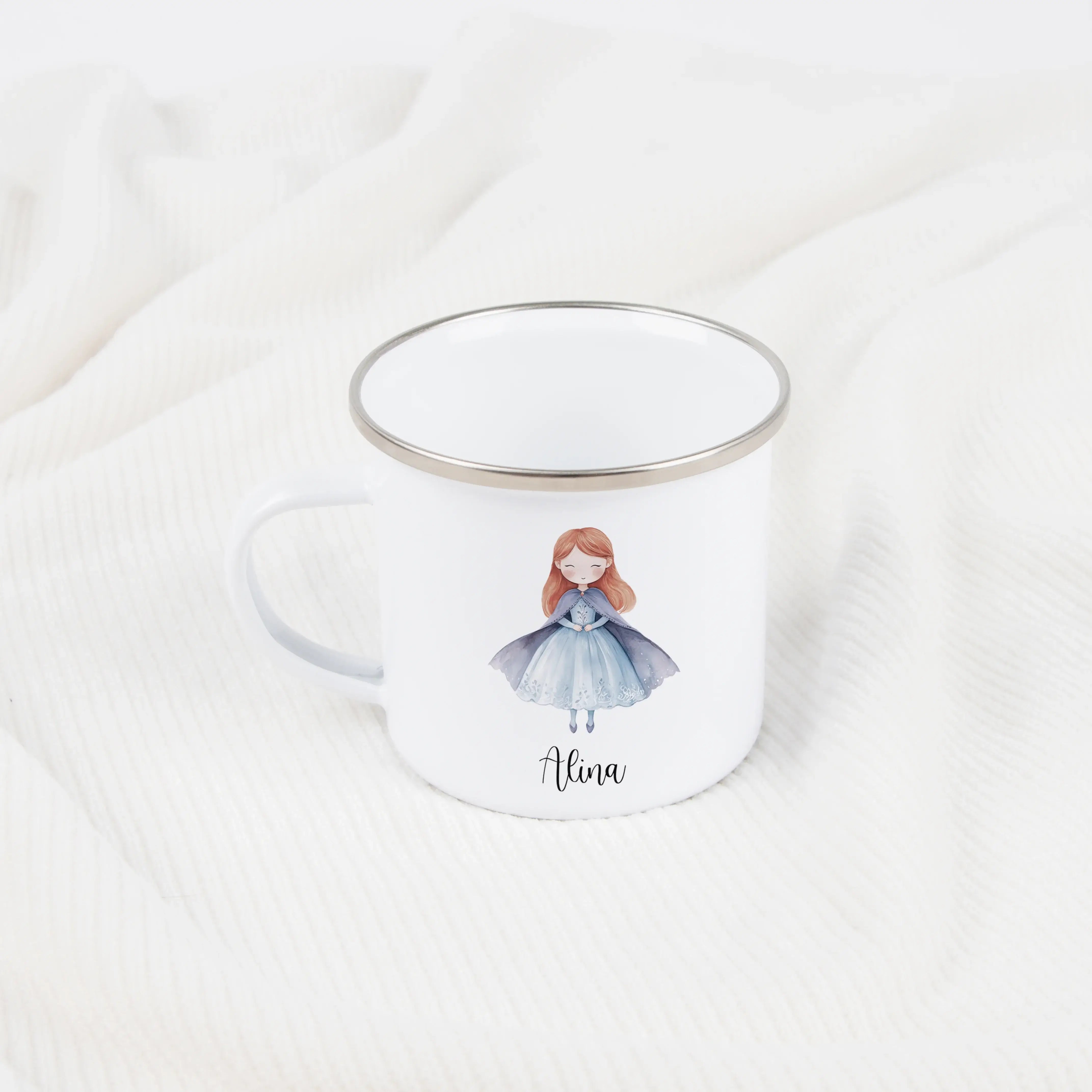 Emaille Tasse Eiskönigin-Emaille Tasse-famprints-Mit der Emaille Tasse Eiskönigin von famprints schenkst du Kindern einen kleinen täglichen Glücksmoment – perfekt für alle, die Märchenwelten, Winterzauber und liebevoll gestaltete Motive mögen. Die weiße K