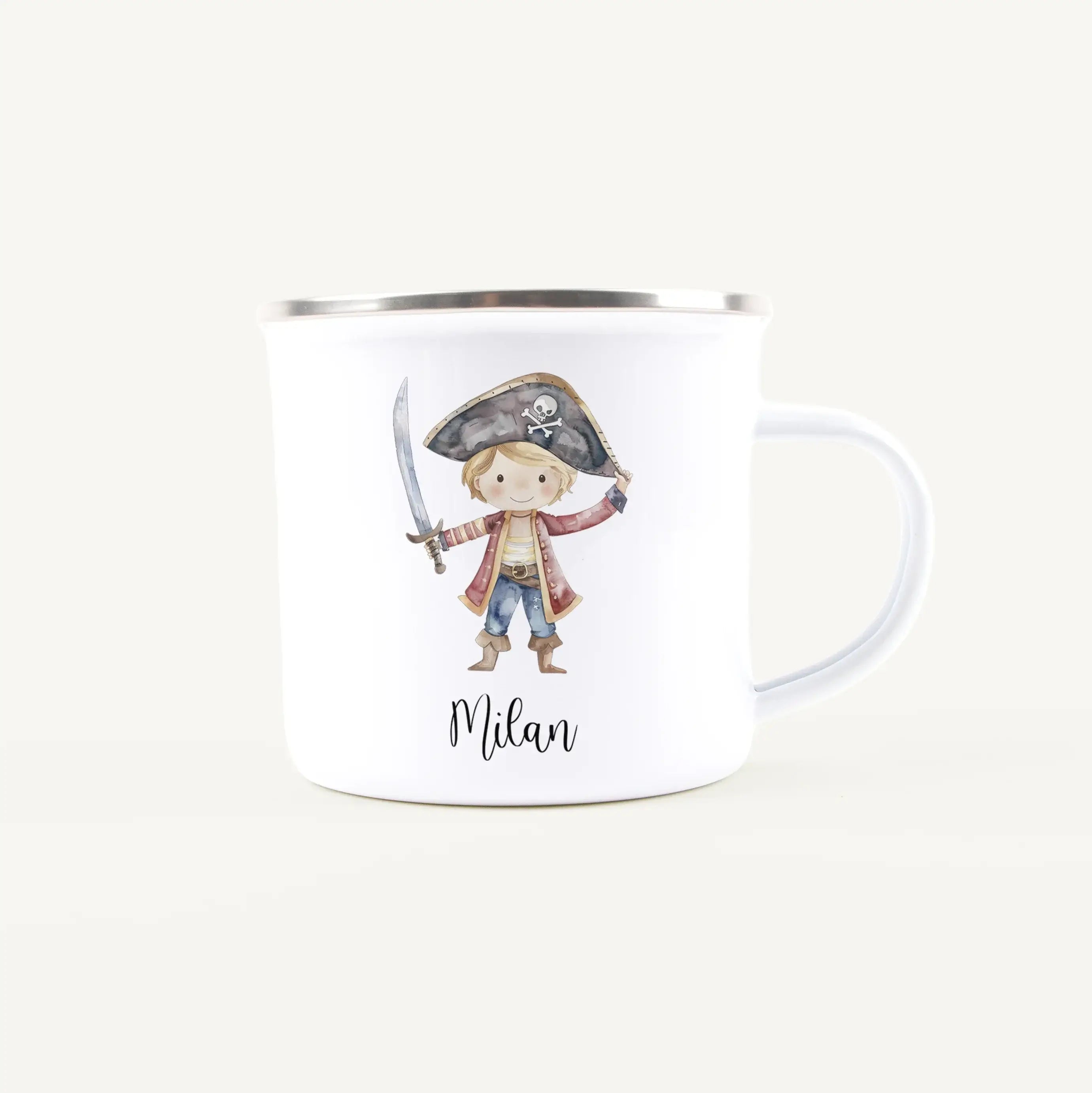 Emaille Tasse Pirat-Emaille Tasse-famprints-Die Emaille Tasse Pirat von famprints macht jeden Schluck zu einem kleinen Abenteuer und wird dank deiner Personalisierung zu einem echten Lieblingsstück. Das fröhliche Piratenmotiv in Aquarell-Optik weckt Entde