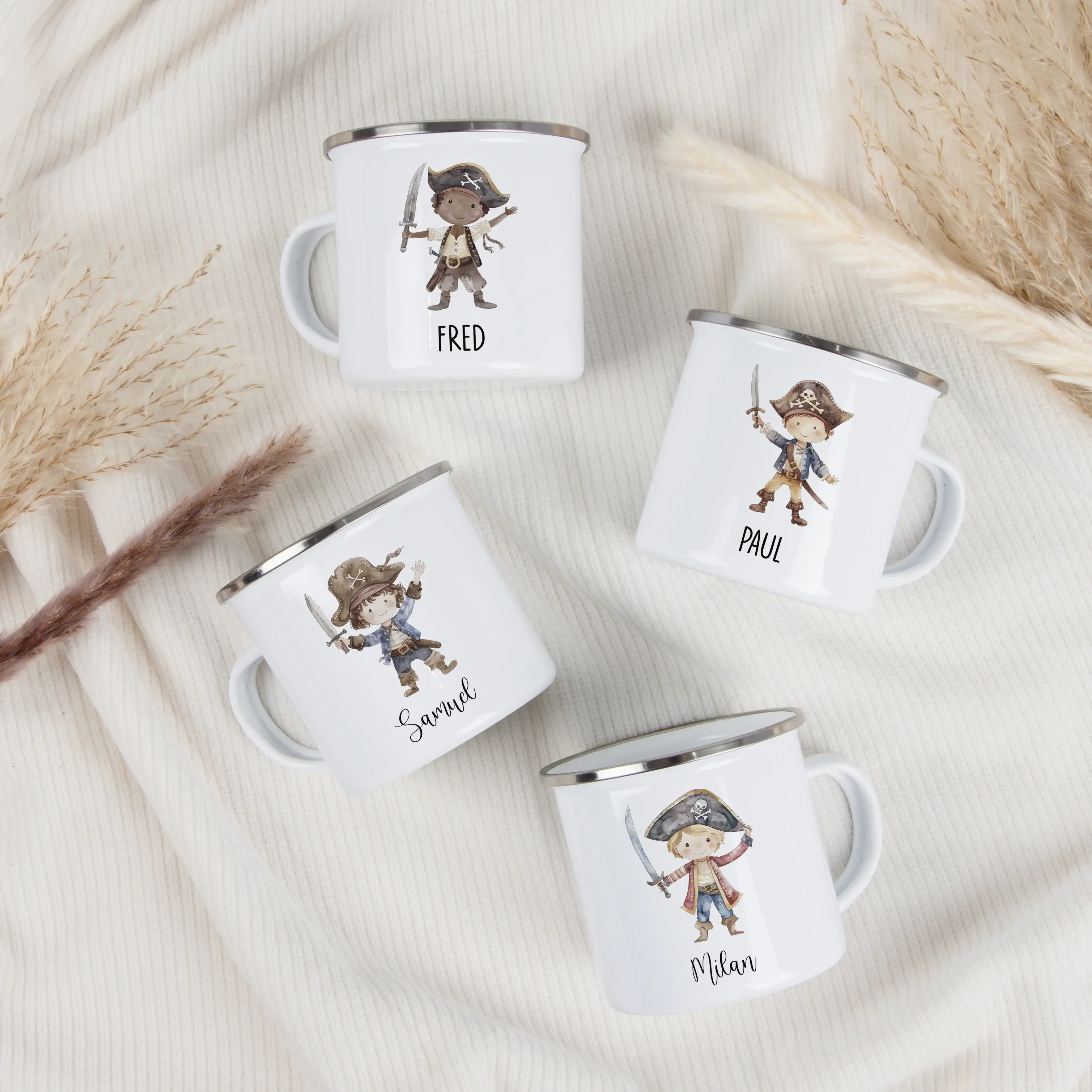 Emaille Tasse Pirat-Emaille Tasse-famprints-Die Emaille Tasse Pirat von famprints macht jeden Schluck zu einem kleinen Abenteuer und wird dank deiner Personalisierung zu einem echten Lieblingsstück. Das fröhliche Piratenmotiv in Aquarell-Optik weckt Entde