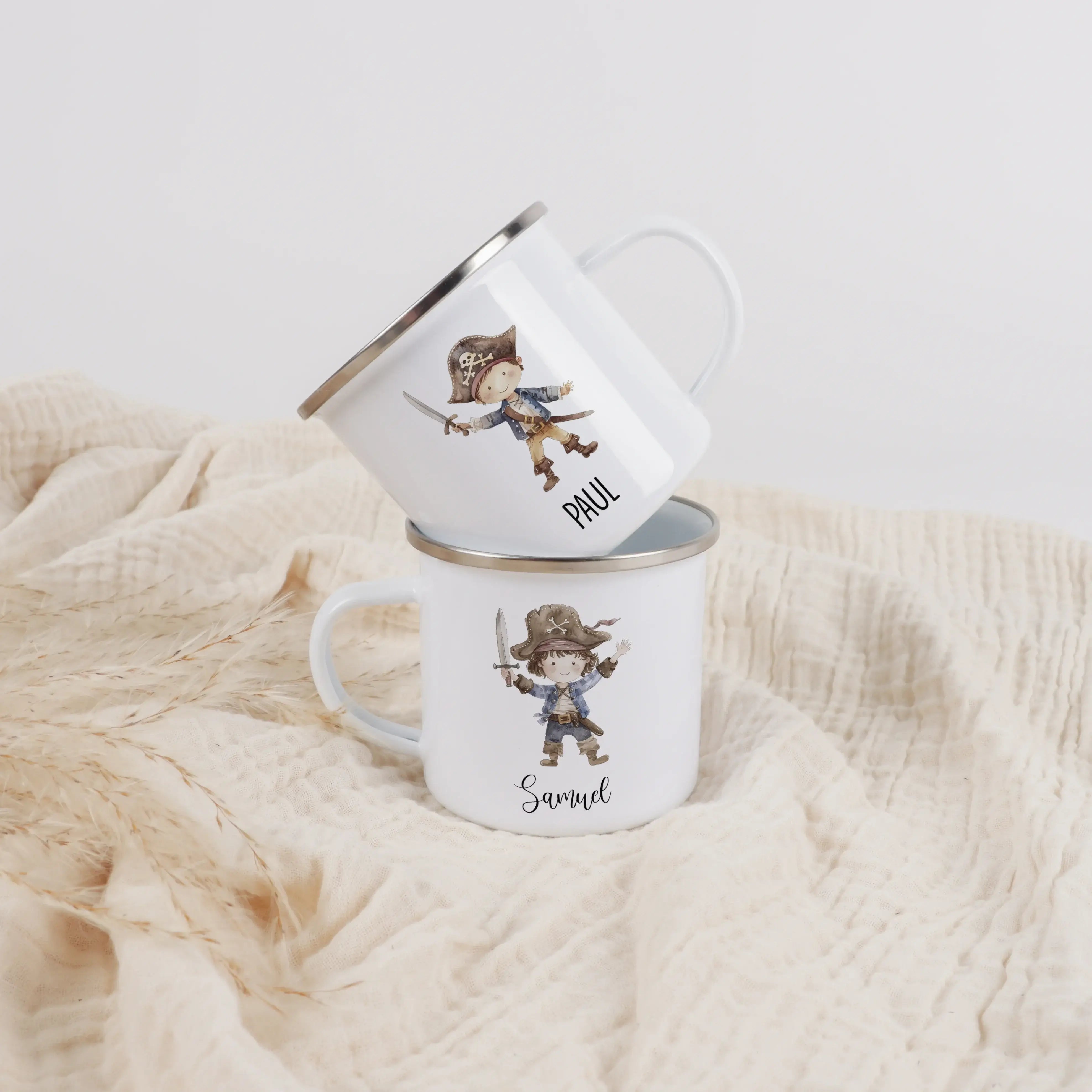 Emaille Tasse Pirat-Emaille Tasse-famprints-Die Emaille Tasse Pirat von famprints macht jeden Schluck zu einem kleinen Abenteuer und wird dank deiner Personalisierung zu einem echten Lieblingsstück. Das fröhliche Piratenmotiv in Aquarell-Optik weckt Entde