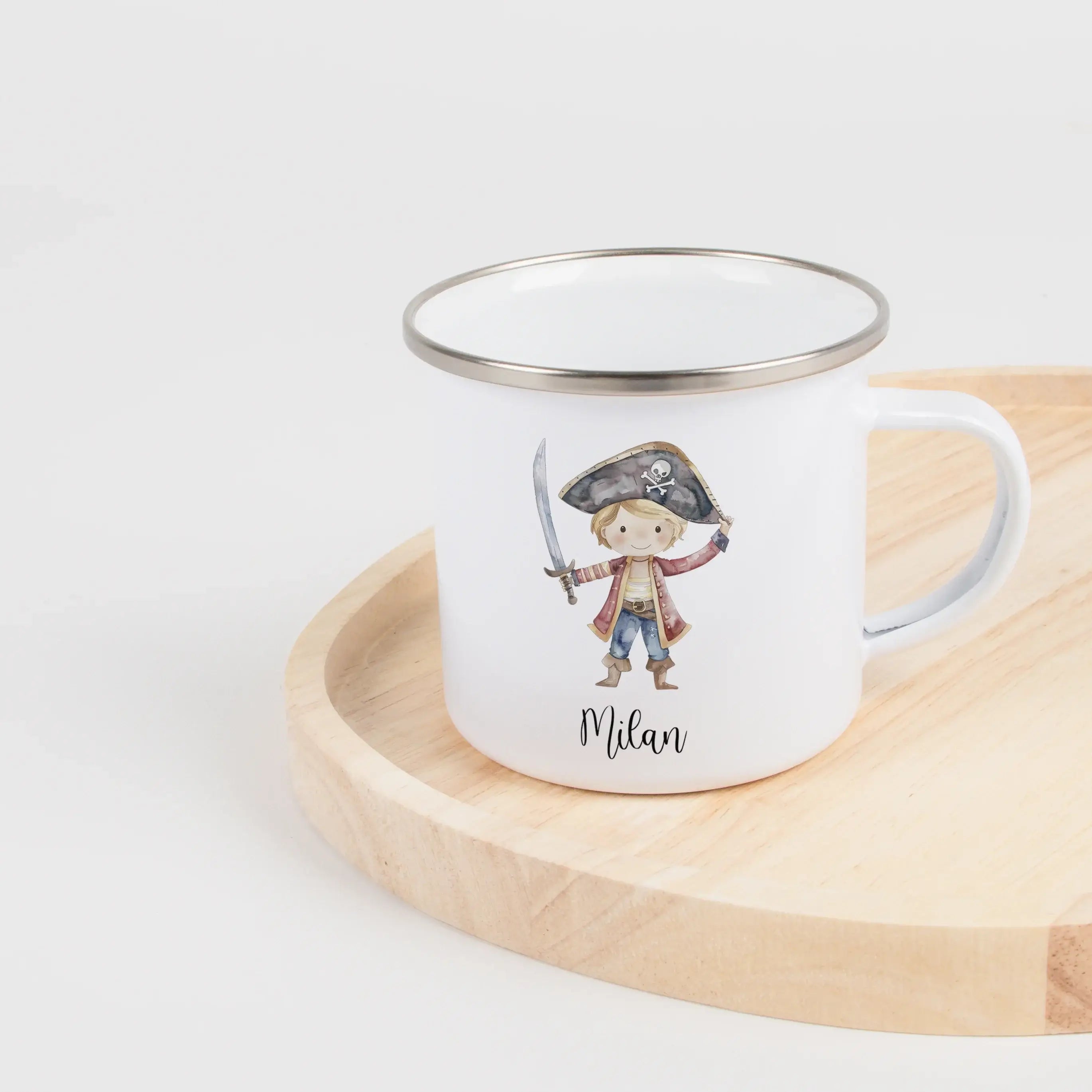 Emaille Tasse Pirat-Emaille Tasse-famprints-Die Emaille Tasse Pirat von famprints macht jeden Schluck zu einem kleinen Abenteuer und wird dank deiner Personalisierung zu einem echten Lieblingsstück. Das fröhliche Piratenmotiv in Aquarell-Optik weckt Entde
