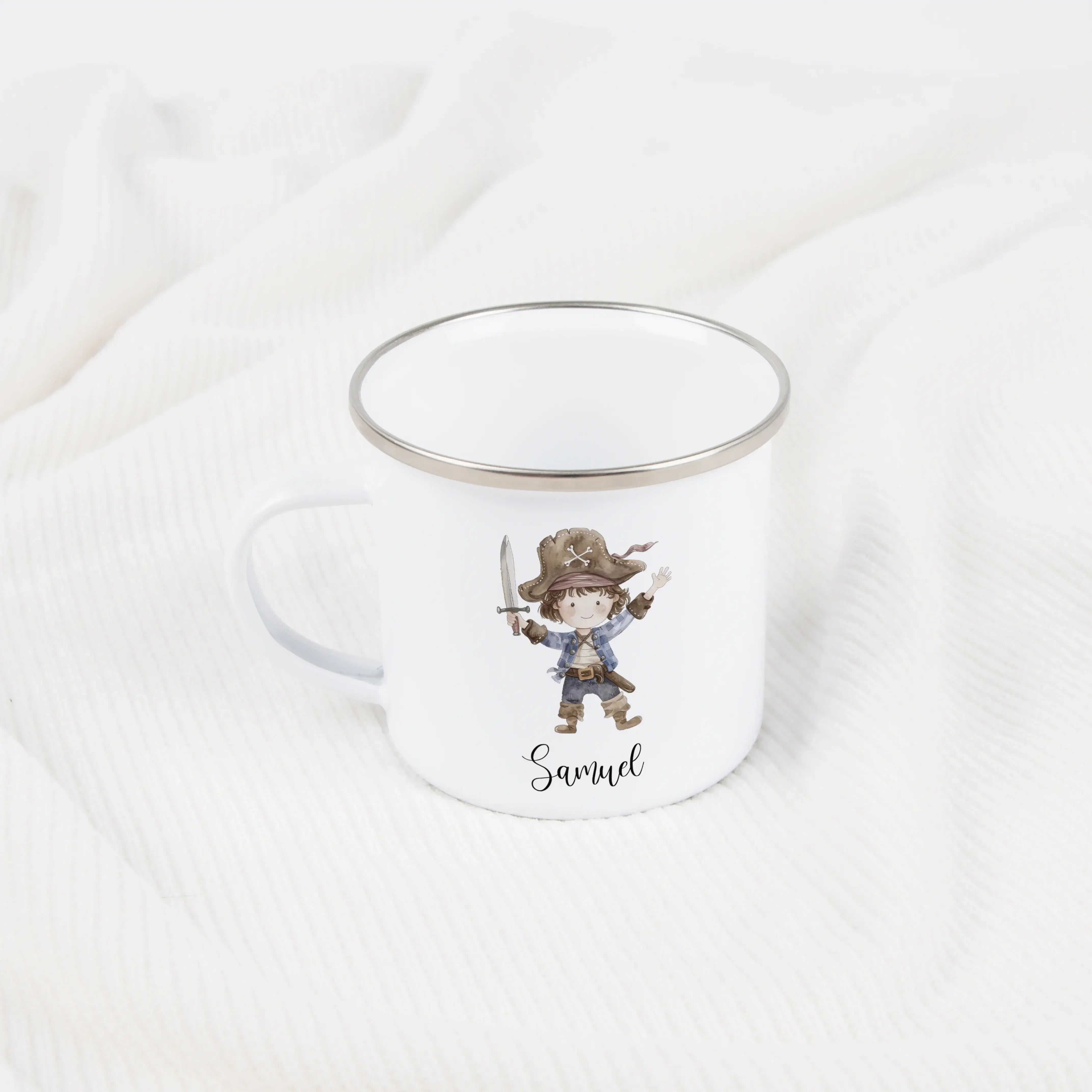 Emaille Tasse Pirat-Emaille Tasse-famprints-Die Emaille Tasse Pirat von famprints macht jeden Schluck zu einem kleinen Abenteuer und wird dank deiner Personalisierung zu einem echten Lieblingsstück. Das fröhliche Piratenmotiv in Aquarell-Optik weckt Entde