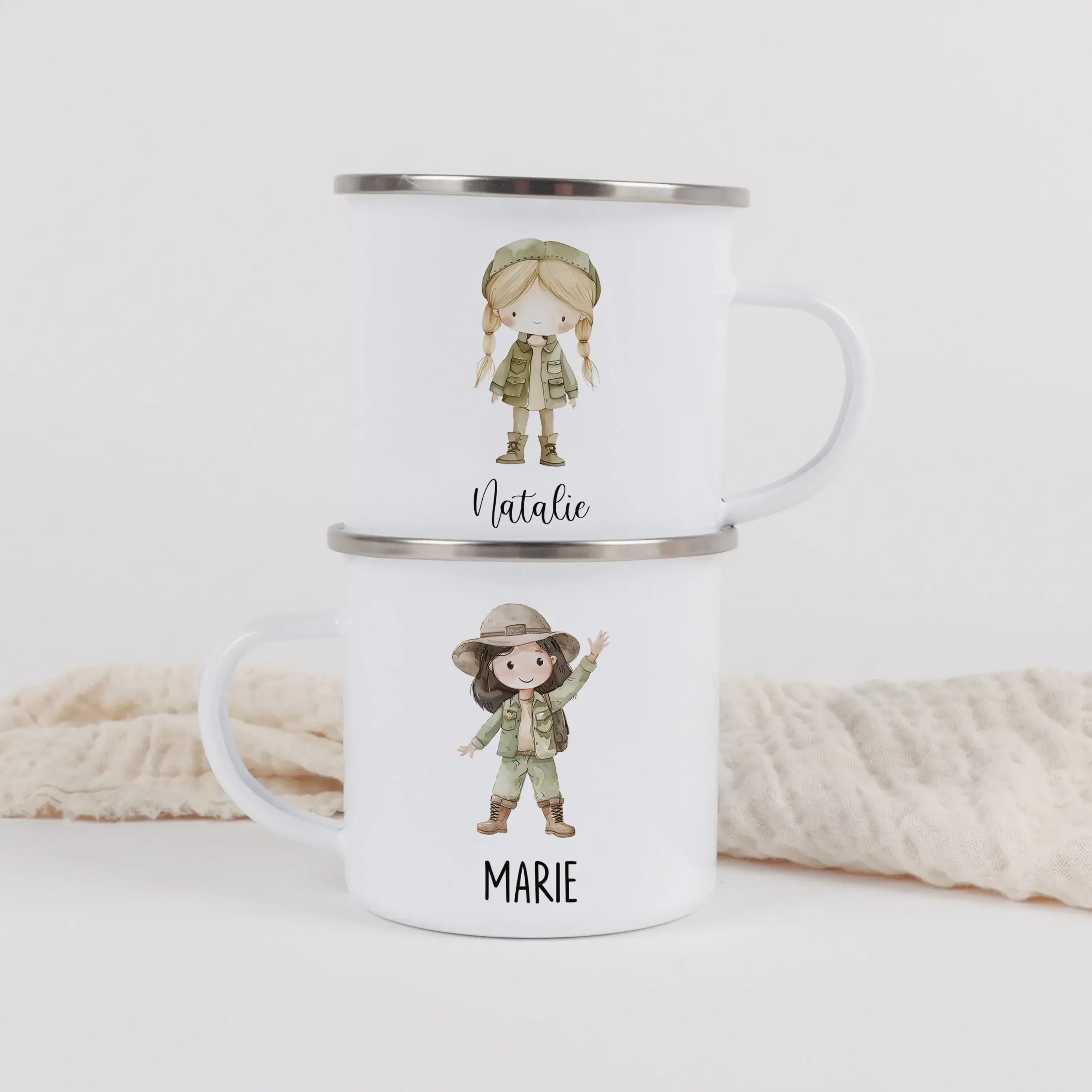Emaille Tasse Pfadfinderin-Emaille Tasse-famprints-Die Emaille Tasse Pfadfinderin von famprints ist für kleine Entdeckerinnen gemacht, die neugierig durchs Leben gehen. Ob beim Frühstück, im Kindergarten oder auf dem nächsten Ausflug – dieser personalisie