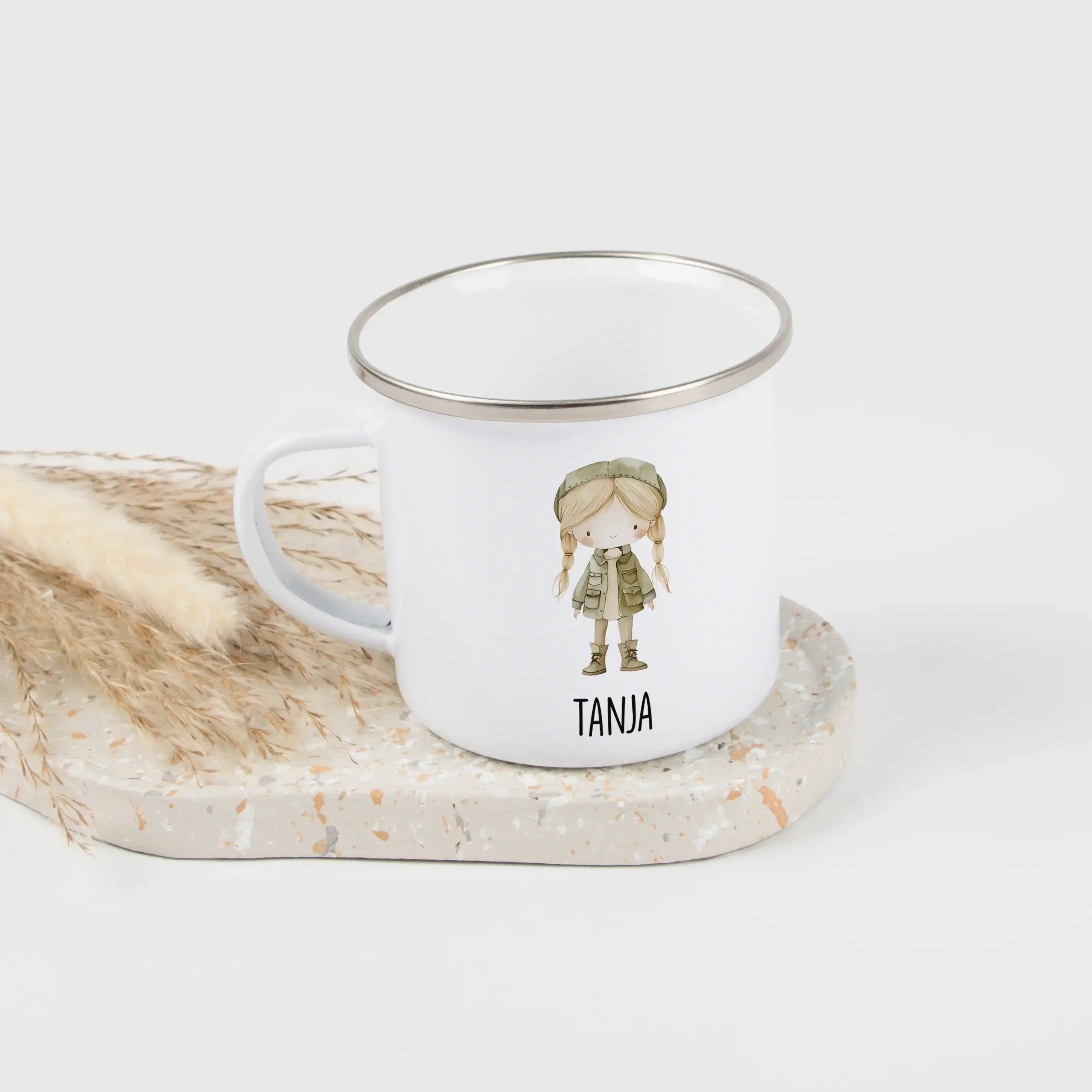 Emaille Tasse Pfadfinderin-Emaille Tasse-famprints-Die Emaille Tasse Pfadfinderin von famprints ist für kleine Entdeckerinnen gemacht, die neugierig durchs Leben gehen. Ob beim Frühstück, im Kindergarten oder auf dem nächsten Ausflug – dieser personalisie