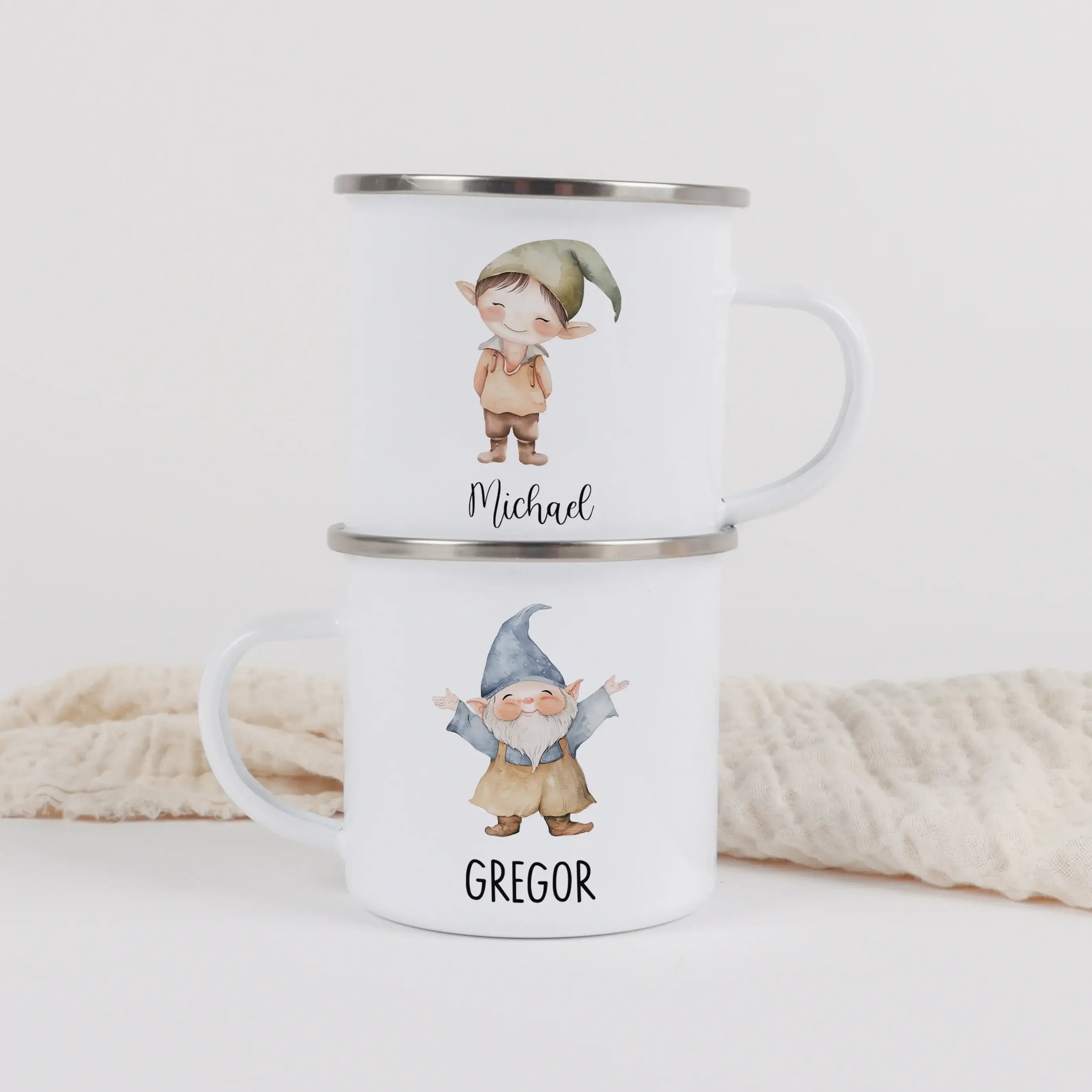 Emaille Tasse Wichtel-Emaille Tasse-famprints-Die Emaille Tasse Wichtel von famprints ist eine liebevoll gestaltete Geschenkidee für die Weihnachtszeit und darüber hinaus. Mit einem personalisierten Namen wird jede Tasse zu einem echten Einzelstück, das K