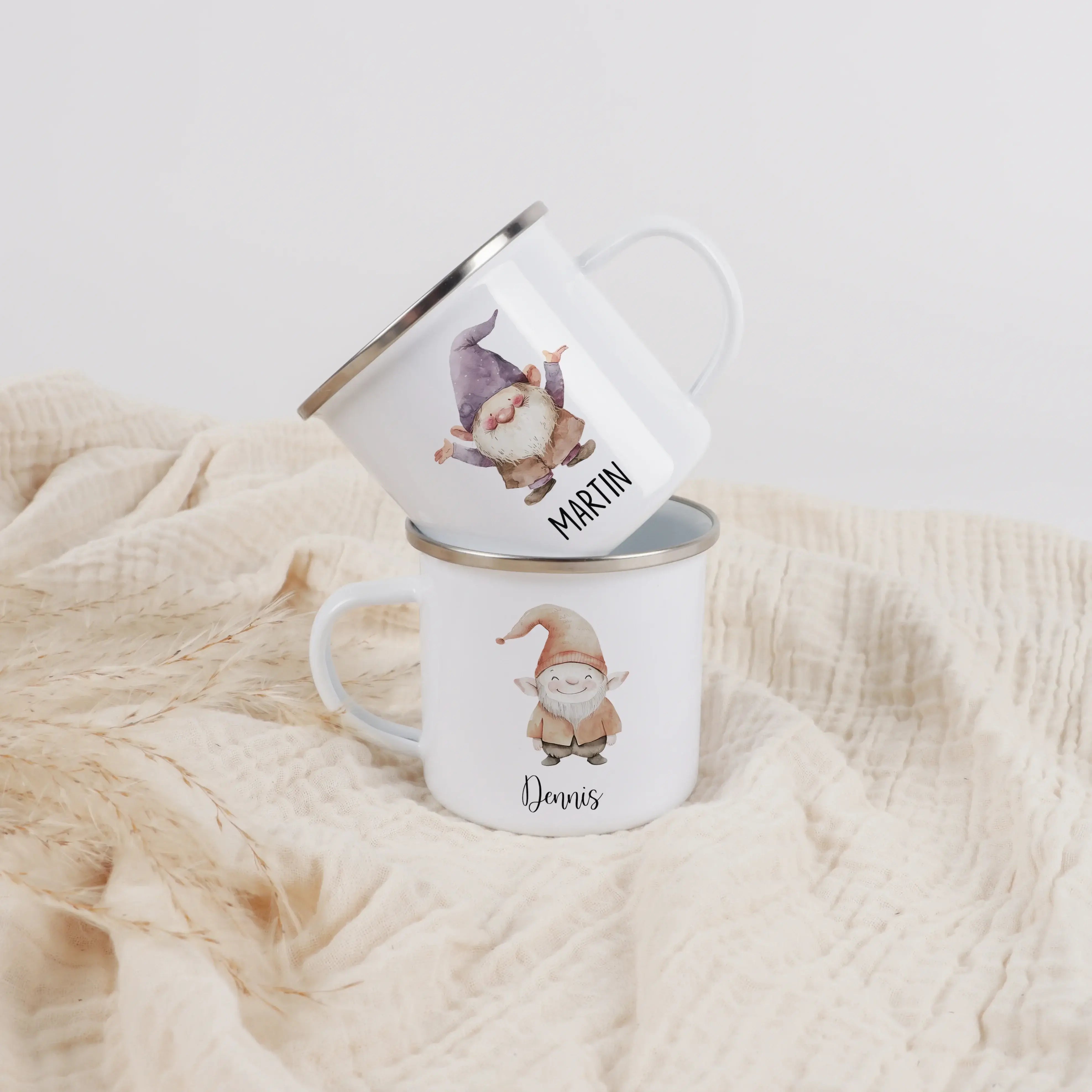 Emaille Tasse Wichtel-Emaille Tasse-famprints-Die Emaille Tasse Wichtel von famprints ist eine liebevoll gestaltete Geschenkidee für die Weihnachtszeit und darüber hinaus. Mit einem personalisierten Namen wird jede Tasse zu einem echten Einzelstück, das K