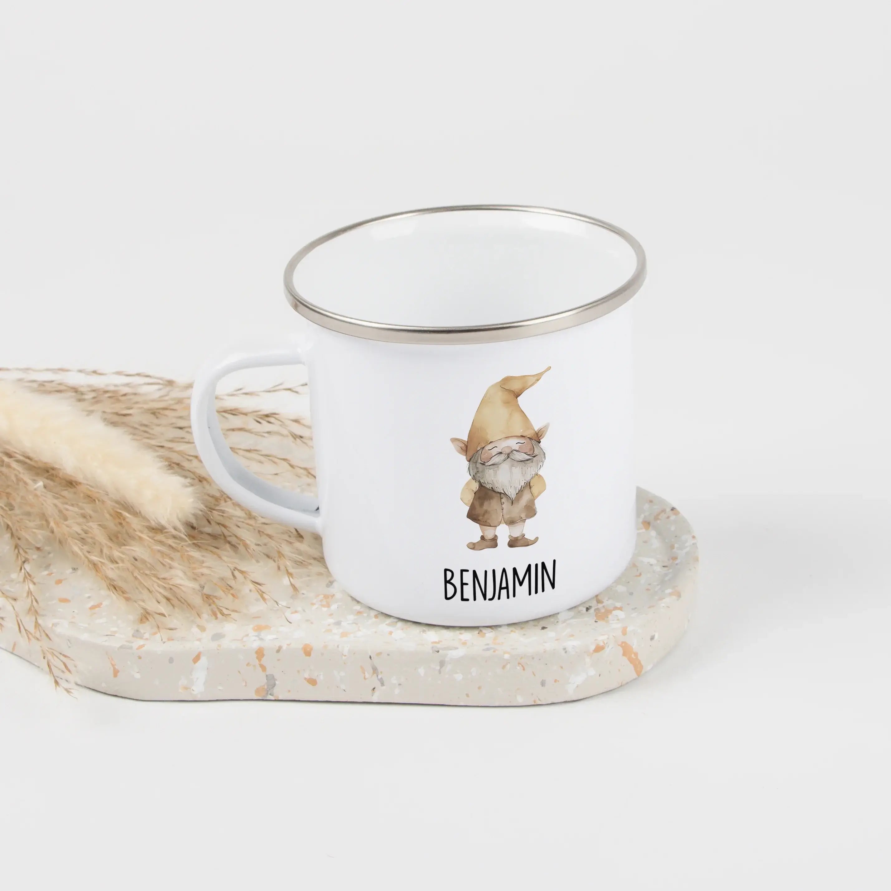 Emaille Tasse Wichtel-Emaille Tasse-famprints-Die Emaille Tasse Wichtel von famprints ist eine liebevoll gestaltete Geschenkidee für die Weihnachtszeit und darüber hinaus. Mit einem personalisierten Namen wird jede Tasse zu einem echten Einzelstück, das K