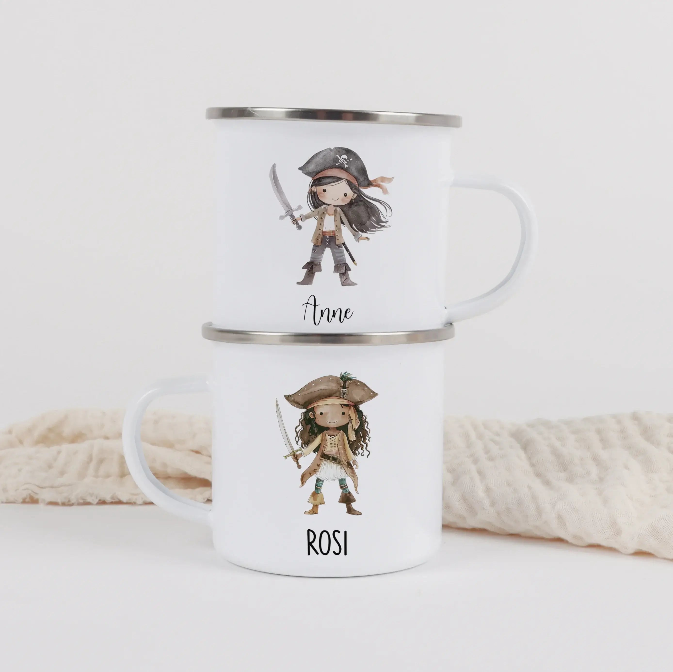 Emaille Tasse Piratin-Emaille Tasse-famprints-Mit der Emaille Tasse Piratin von famprints schenkst du mehr als nur eine Tasse – du schenkst ein persönliches Lieblingsstück für kleine Piratinnen. Das liebevoll gestaltete Motiv zeigt eine mutige Piratin im