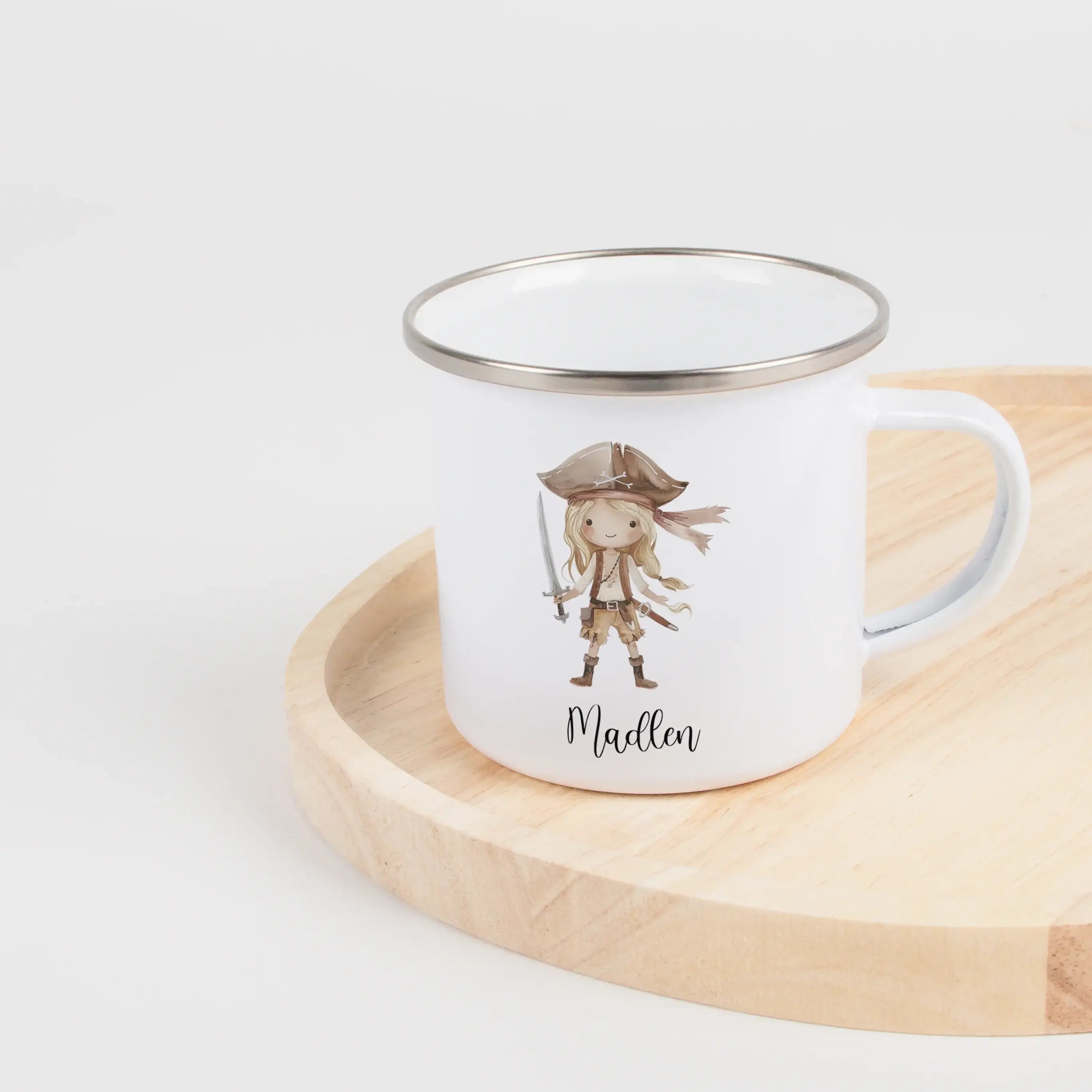 Emaille Tasse Piratin-Emaille Tasse-famprints-Mit der Emaille Tasse Piratin von famprints schenkst du mehr als nur eine Tasse – du schenkst ein persönliches Lieblingsstück für kleine Piratinnen. Das liebevoll gestaltete Motiv zeigt eine mutige Piratin im