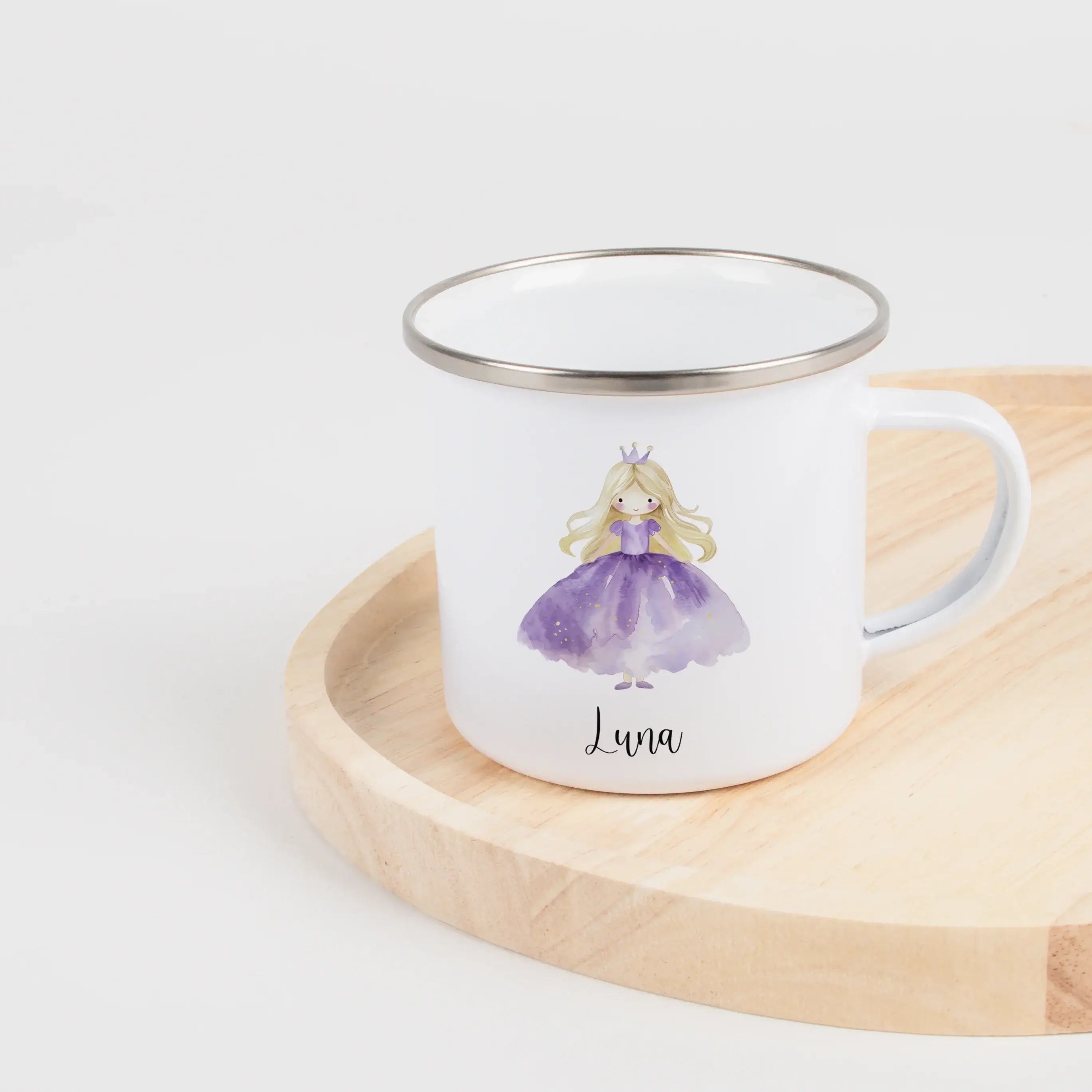 Emaille Tasse Prinzessin-Emaille Tasse-famprints-Die Emaille Tasse Prinzessin von famprints verbindet personalisierte Gestaltung mit liebevollen Motiven, die Kindern ein besonderes Gefühl im Alltag schenken. Jedes Design entsteht in unserem eigenen Drucks
