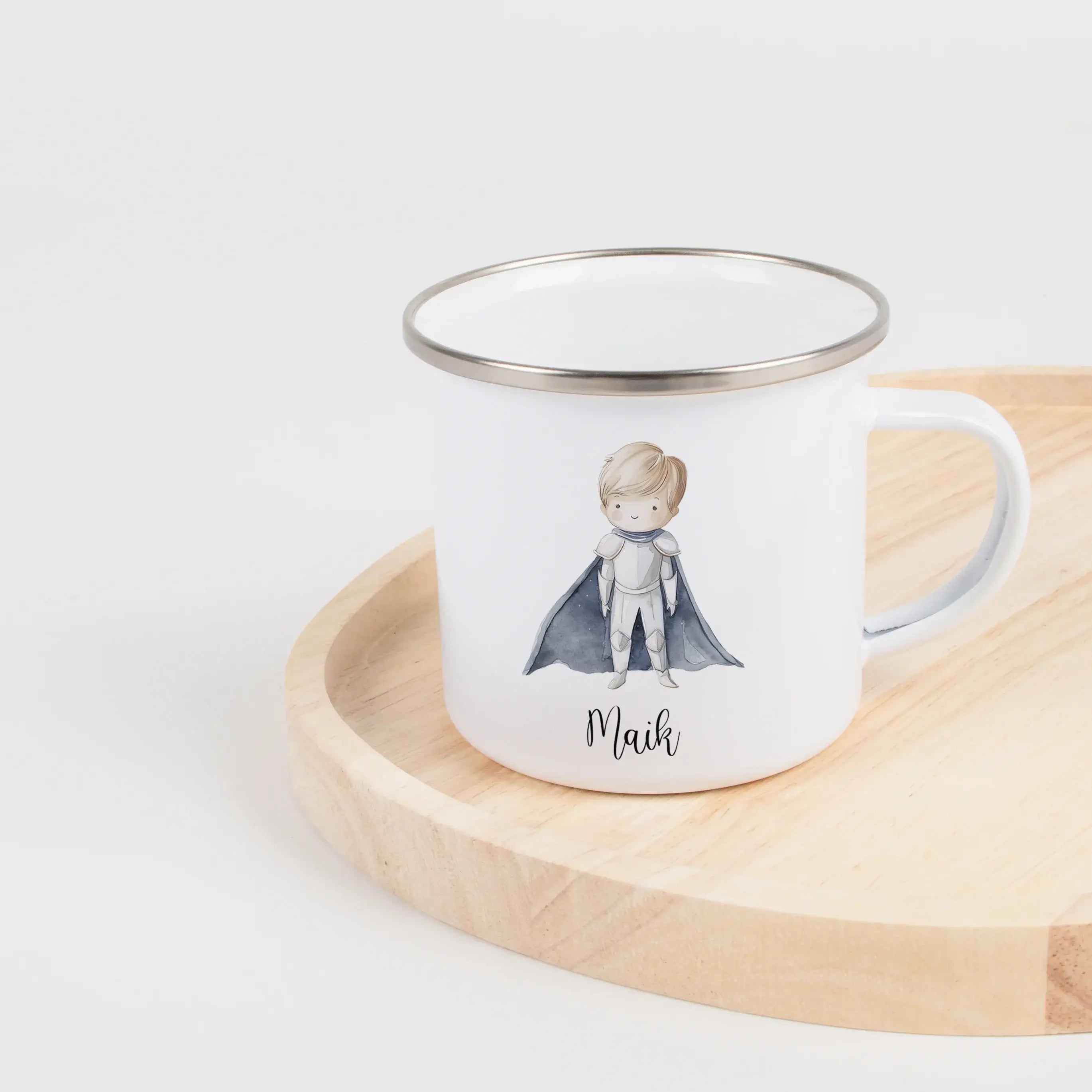 Emaille Tasse Ritter-Emaille Tasse-famprints-Die Emaille Tasse Ritter von famprints macht aus jedem Getränk einen kleinen Abenteuermoment. Dein Kind taucht mit seinem eigenen Namen in eine Welt voller mutiger Helden, farbenfroher Illustrationen und spiele