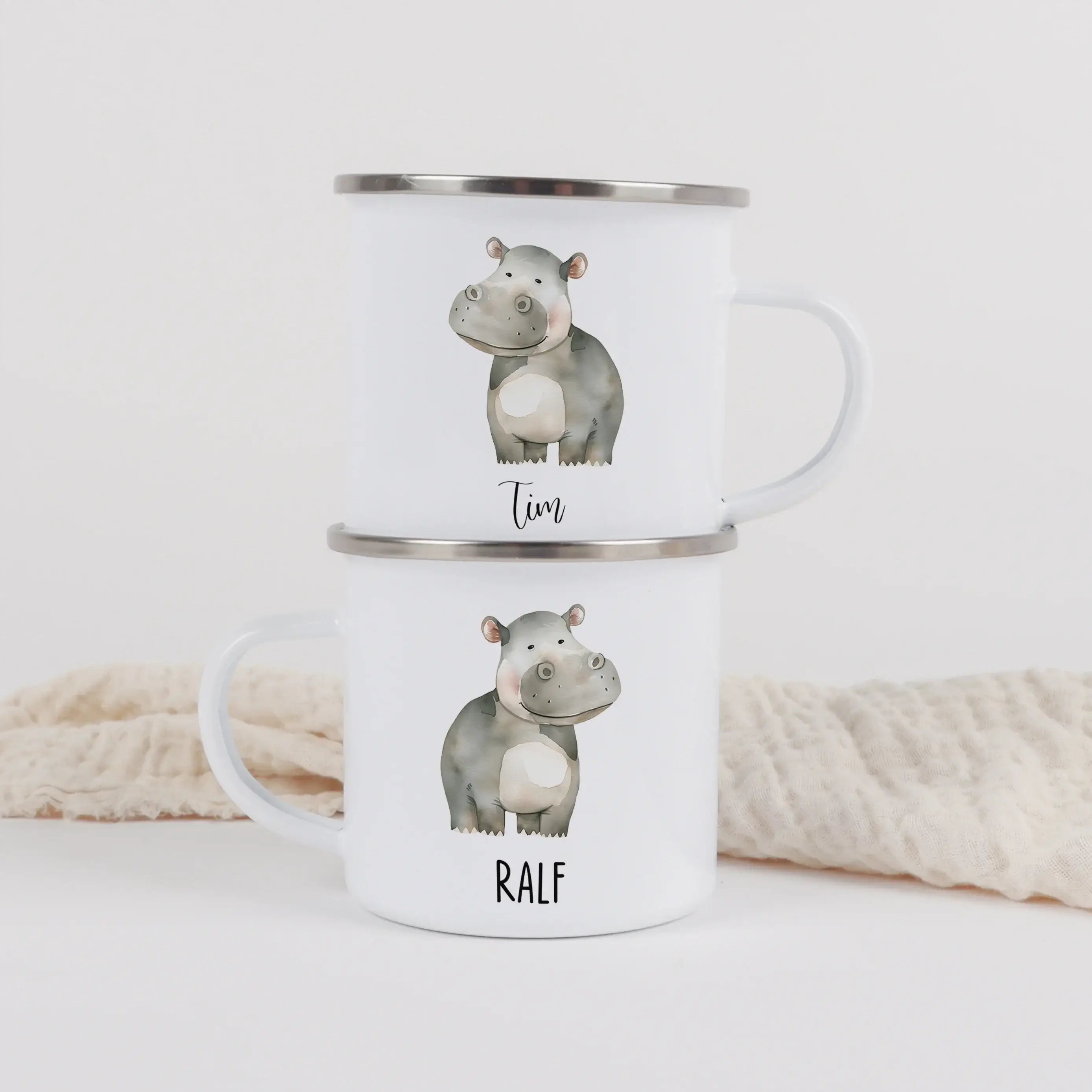 Emaille Tasse Nilpferd-Emaille Tasse-famprints-Die Emaille Tasse Nilpferd von famprints verbindet ein liebevoll illustriertes Tiermotiv mit der Möglichkeit, den Namen deines Kindes direkt auf dem Becher zu verewigen. So entsteht ein persönlicher Lieblings