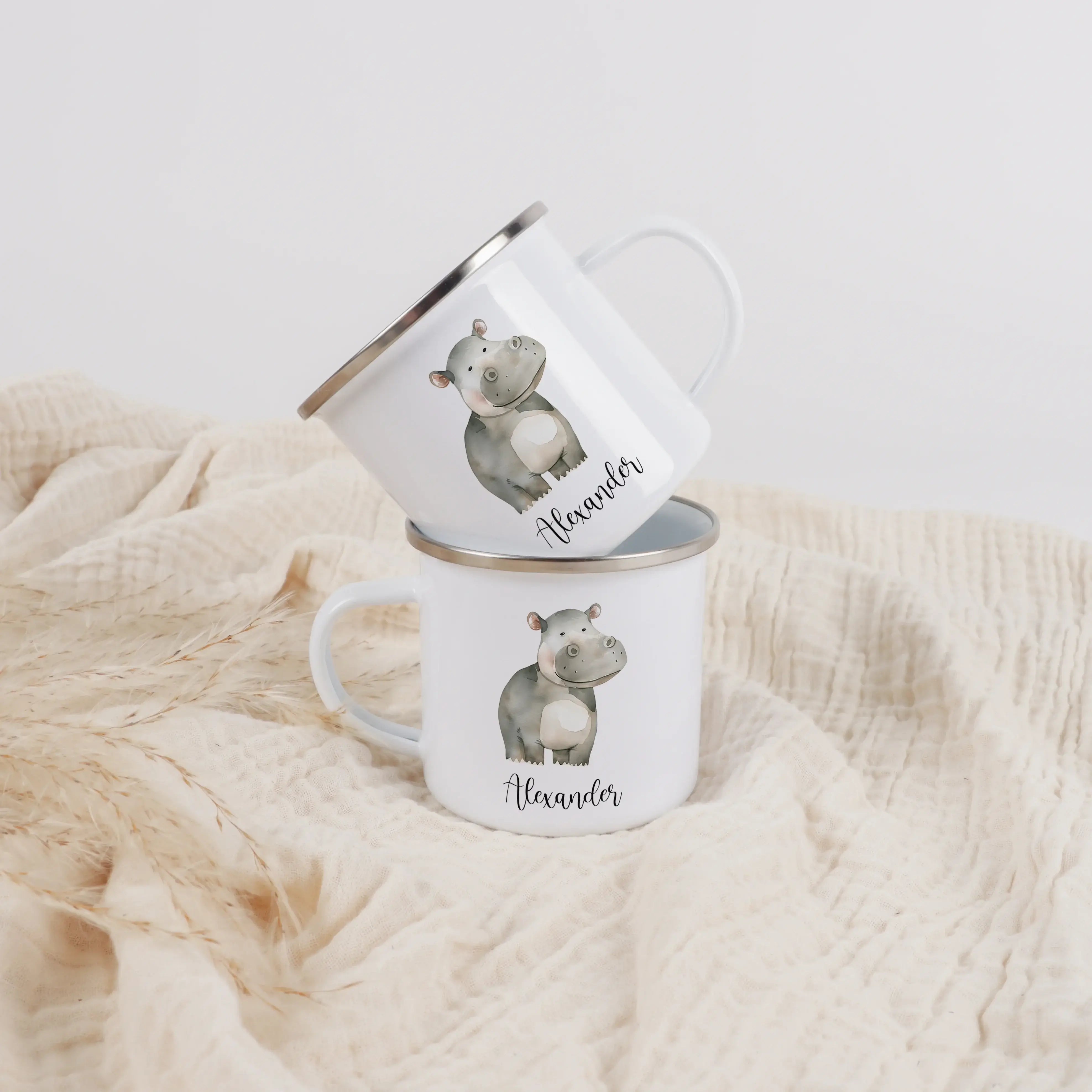 Emaille Tasse Nilpferd-Emaille Tasse-famprints-Die Emaille Tasse Nilpferd von famprints verbindet ein liebevoll illustriertes Tiermotiv mit der Möglichkeit, den Namen deines Kindes direkt auf dem Becher zu verewigen. So entsteht ein persönlicher Lieblings