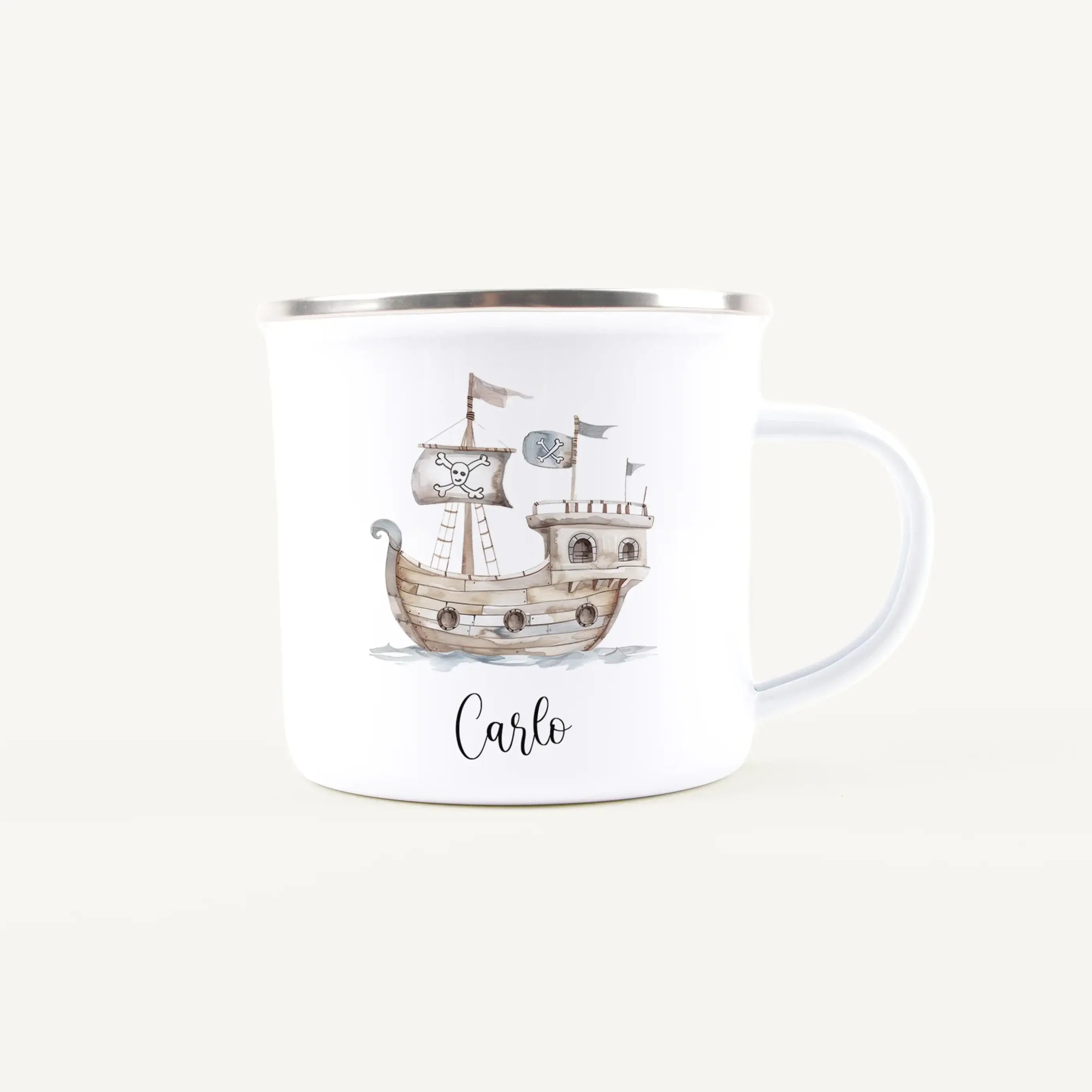 Emaille Tasse Piratenschiff-Emaille Tasse-famprints-Mit der Emaille Tasse Piratenschiff von famprints schenkst du ein persönliches Lieblingsstück, das Abenteuerlust und Alltag spielerisch verbindet. Das liebevoll gestaltete Piratenschiff-Motiv weckt Fanta