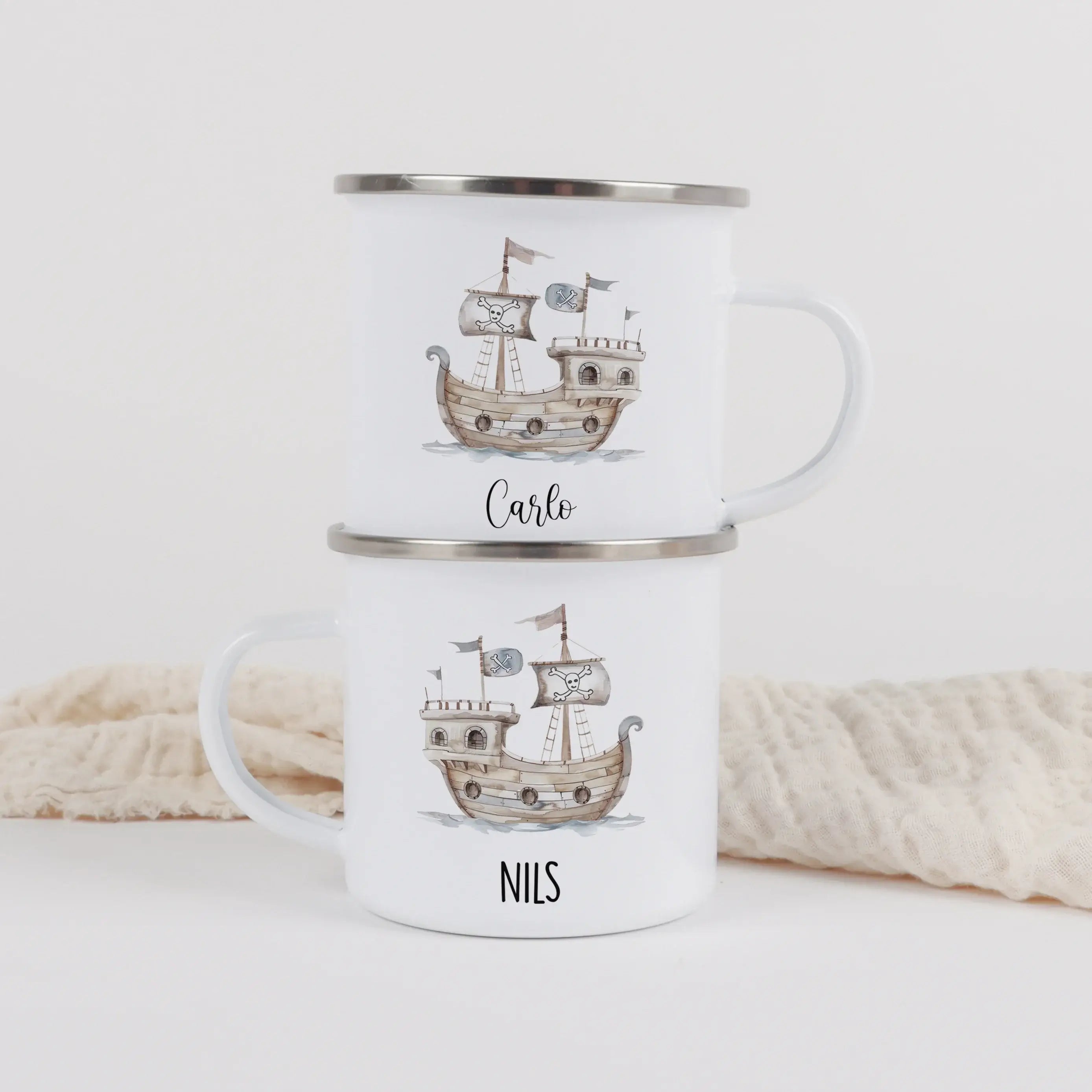 Emaille Tasse Piratenschiff-Emaille Tasse-famprints-Mit der Emaille Tasse Piratenschiff von famprints schenkst du ein persönliches Lieblingsstück, das Abenteuerlust und Alltag spielerisch verbindet. Das liebevoll gestaltete Piratenschiff-Motiv weckt Fanta