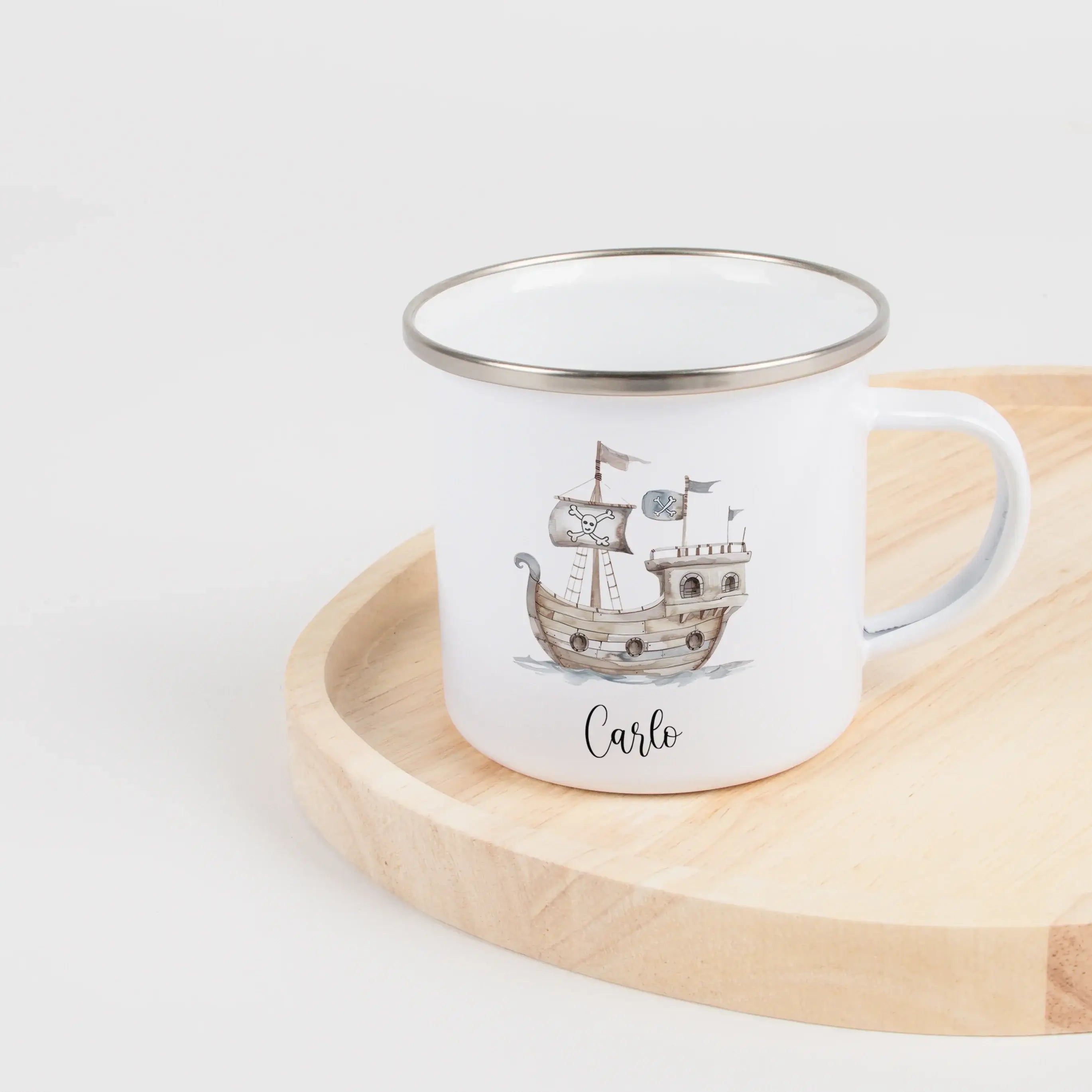Emaille Tasse Piratenschiff-Emaille Tasse-famprints-Mit der Emaille Tasse Piratenschiff von famprints schenkst du ein persönliches Lieblingsstück, das Abenteuerlust und Alltag spielerisch verbindet. Das liebevoll gestaltete Piratenschiff-Motiv weckt Fanta
