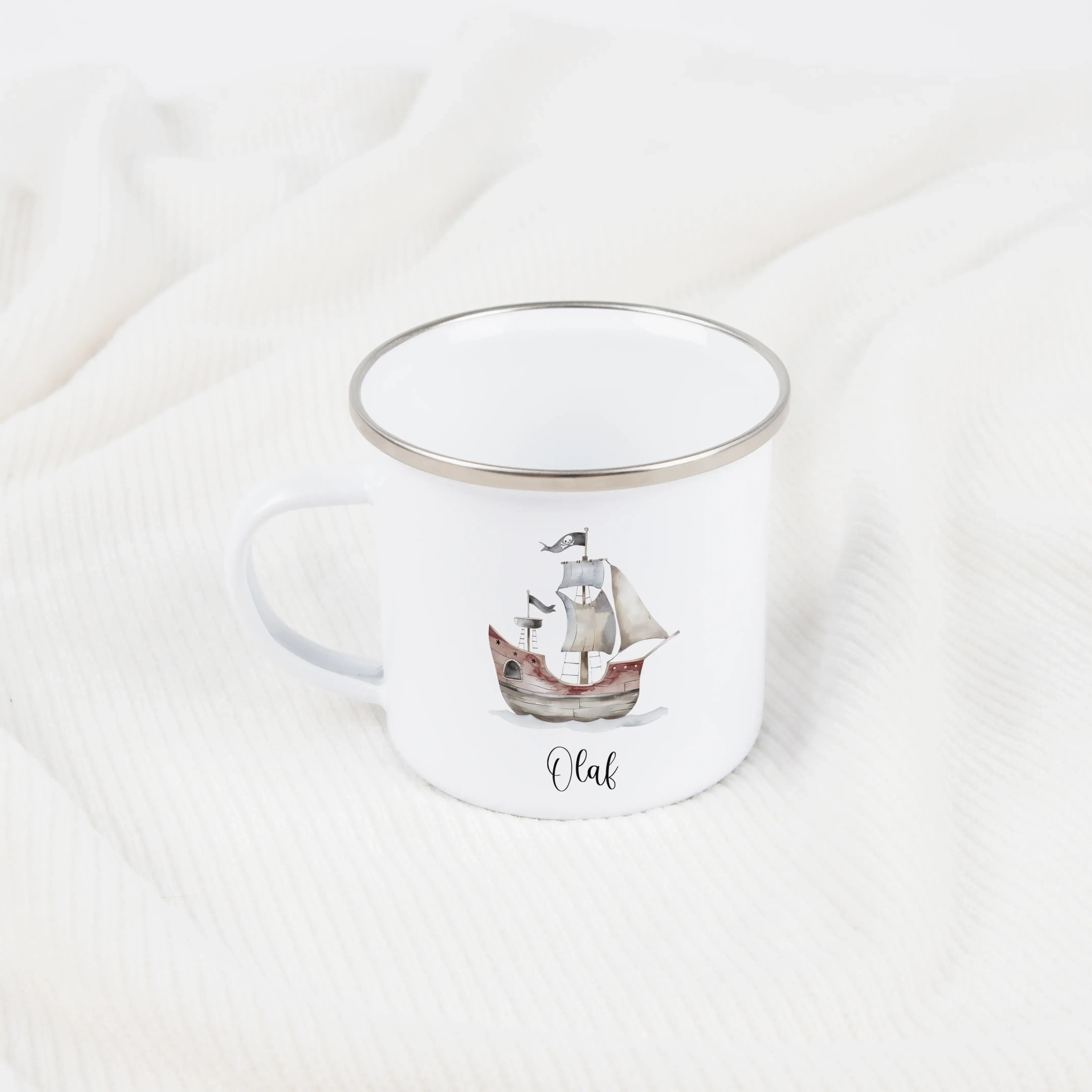 Emaille Tasse Piratenschiff-Emaille Tasse-famprints-Mit der Emaille Tasse Piratenschiff von famprints schenkst du ein persönliches Lieblingsstück, das Abenteuerlust und Alltag spielerisch verbindet. Das liebevoll gestaltete Piratenschiff-Motiv weckt Fanta