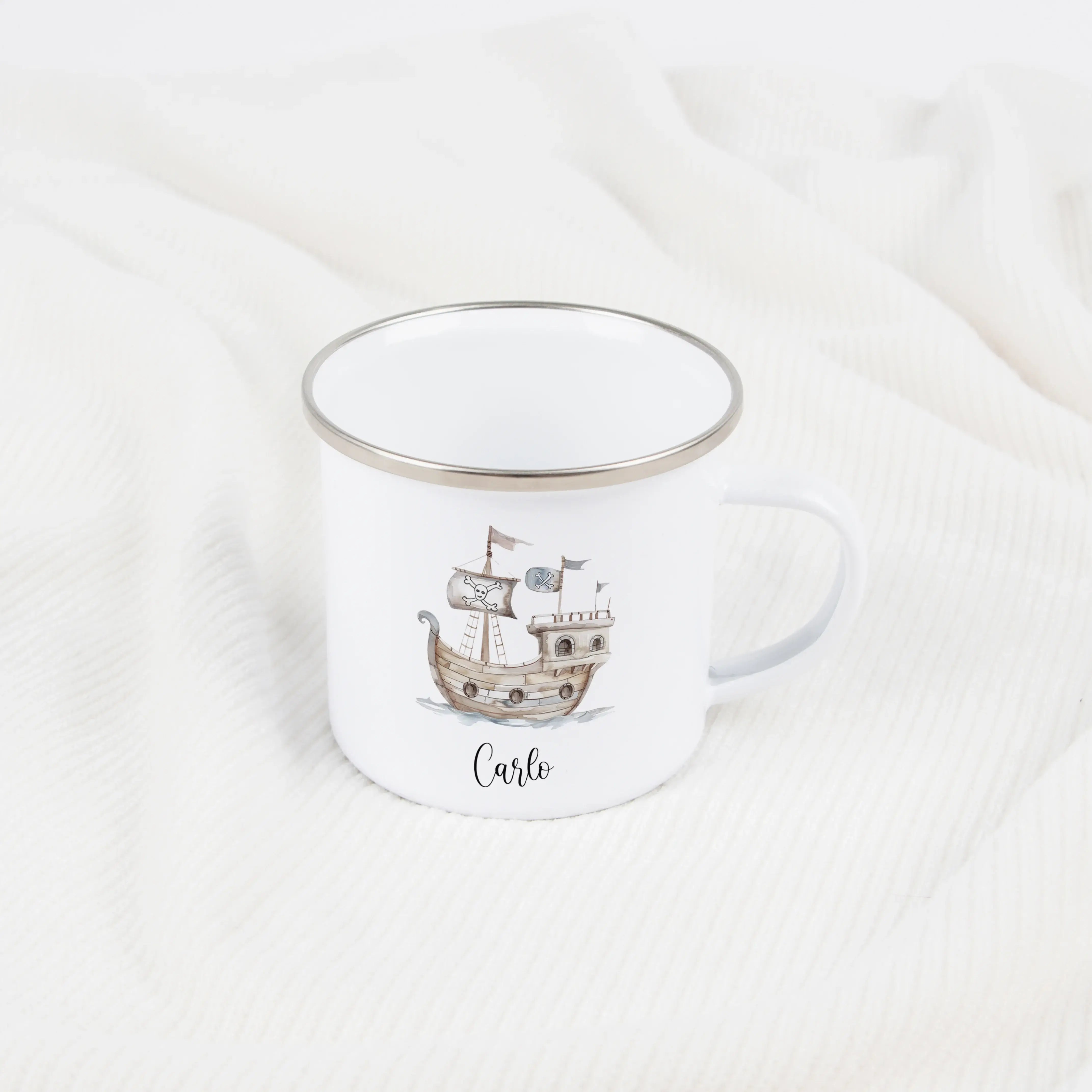 Emaille Tasse Piratenschiff-Emaille Tasse-famprints-Mit der Emaille Tasse Piratenschiff von famprints schenkst du ein persönliches Lieblingsstück, das Abenteuerlust und Alltag spielerisch verbindet. Das liebevoll gestaltete Piratenschiff-Motiv weckt Fanta