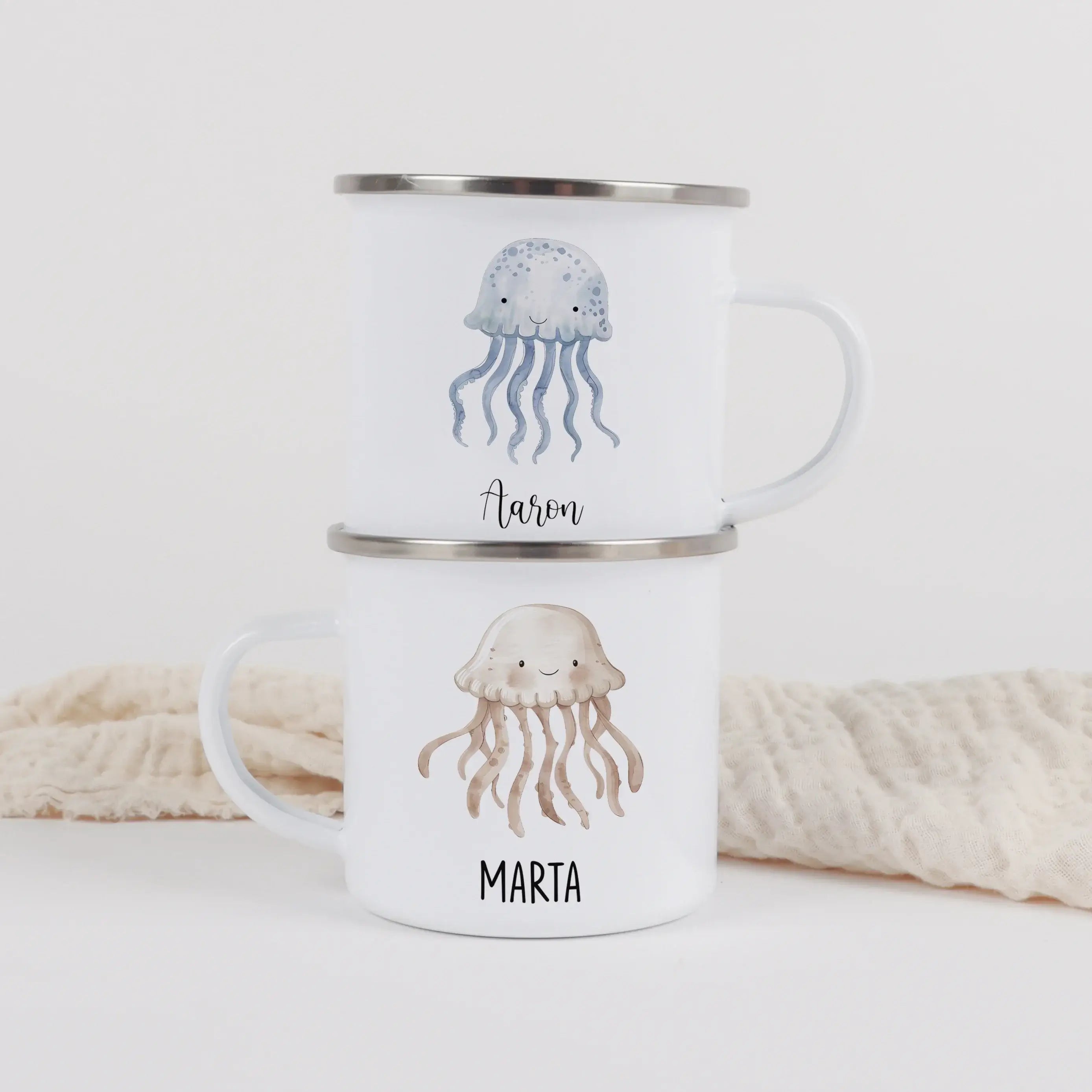 Emaille Tasse Qualle-Emaille Tasse-famprints-Die Emaille Tasse Qualle von famprints ist genau das Richtige, wenn du ein persönliches Geschenk mit maritimem Motiv suchst oder deinem Alltag einen verspielten Akzent geben willst. Das liebevoll illustrierte Q
