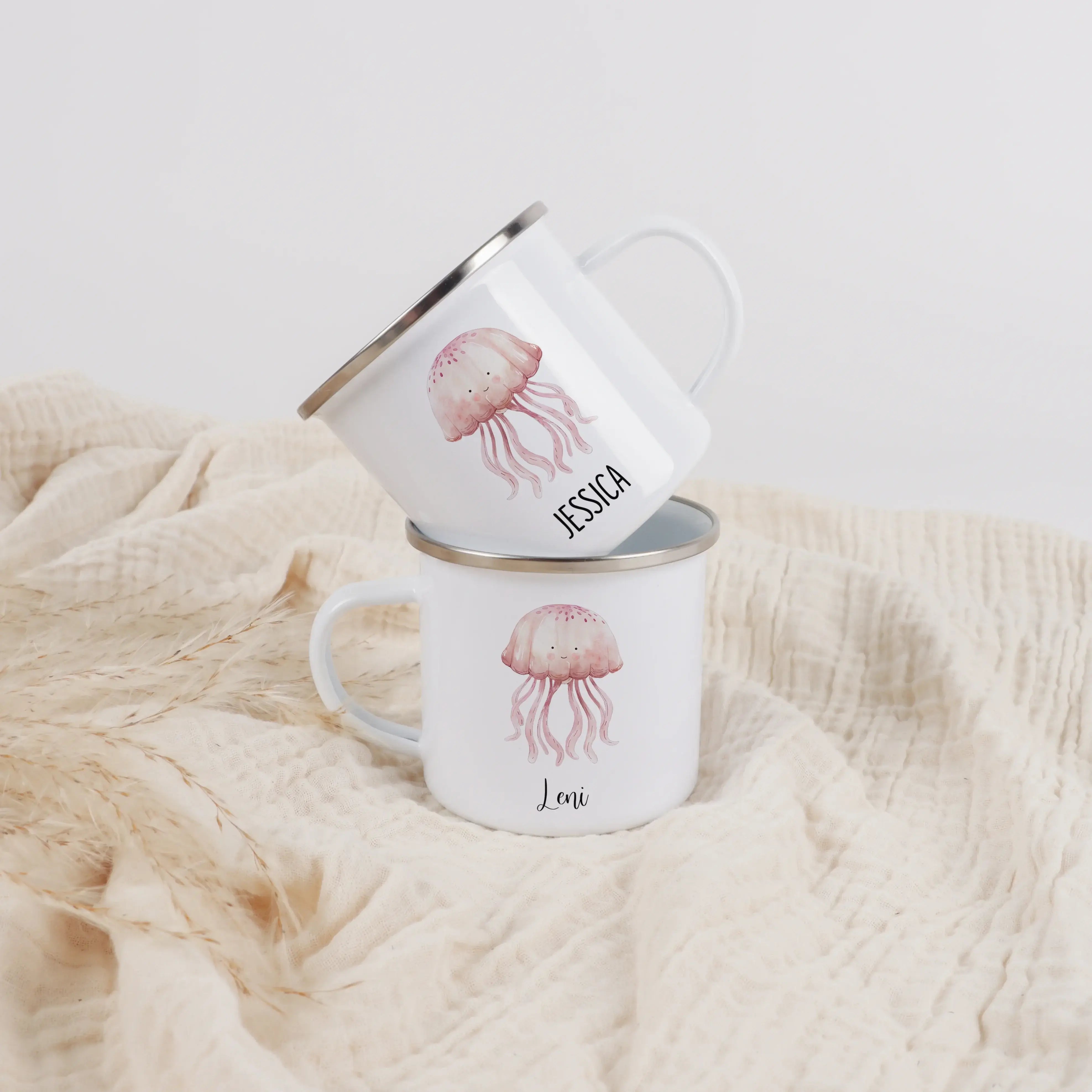 Emaille Tasse Qualle-Emaille Tasse-famprints-Die Emaille Tasse Qualle von famprints ist genau das Richtige, wenn du ein persönliches Geschenk mit maritimem Motiv suchst oder deinem Alltag einen verspielten Akzent geben willst. Das liebevoll illustrierte Q