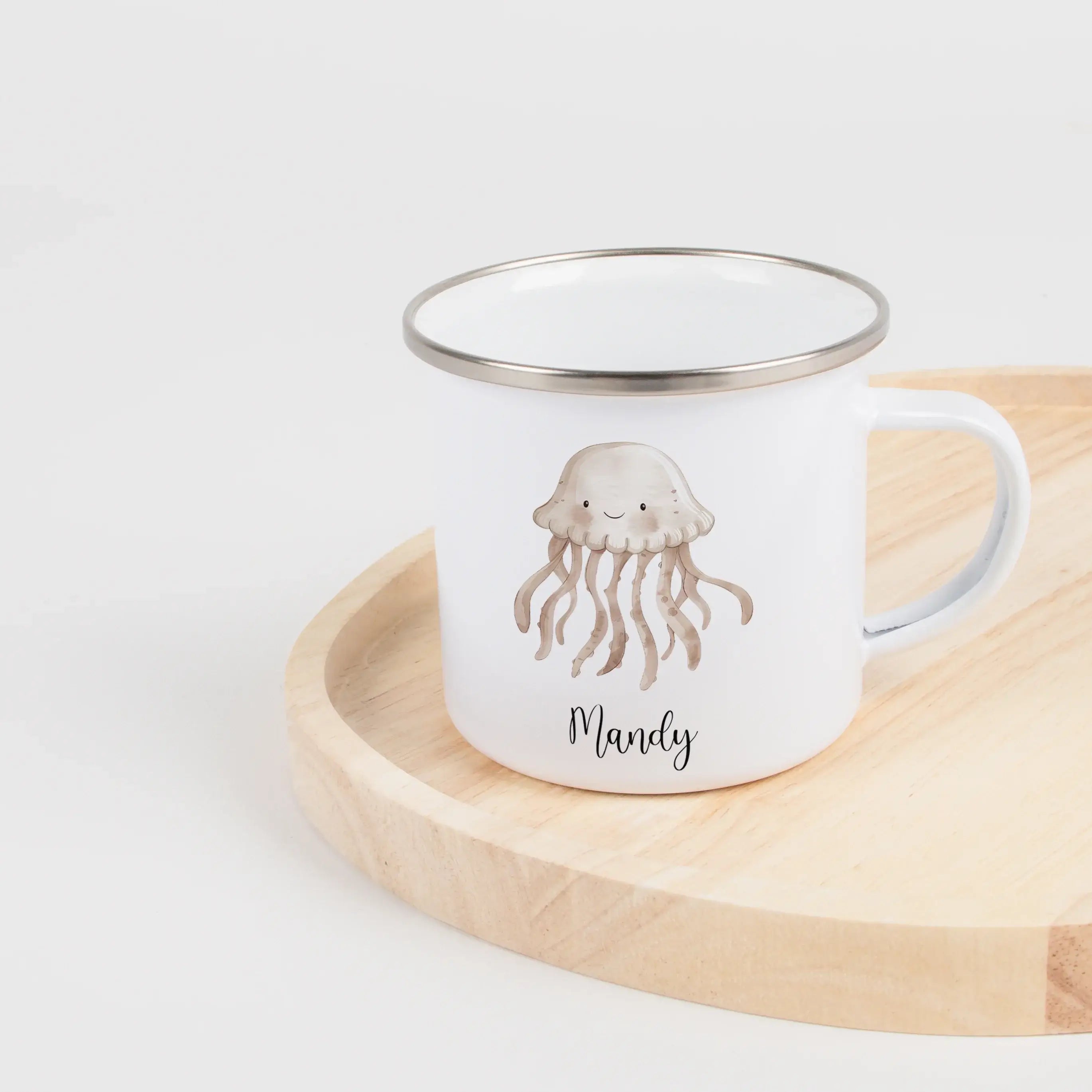 Emaille Tasse Qualle-Emaille Tasse-famprints-Die Emaille Tasse Qualle von famprints ist genau das Richtige, wenn du ein persönliches Geschenk mit maritimem Motiv suchst oder deinem Alltag einen verspielten Akzent geben willst. Das liebevoll illustrierte Q