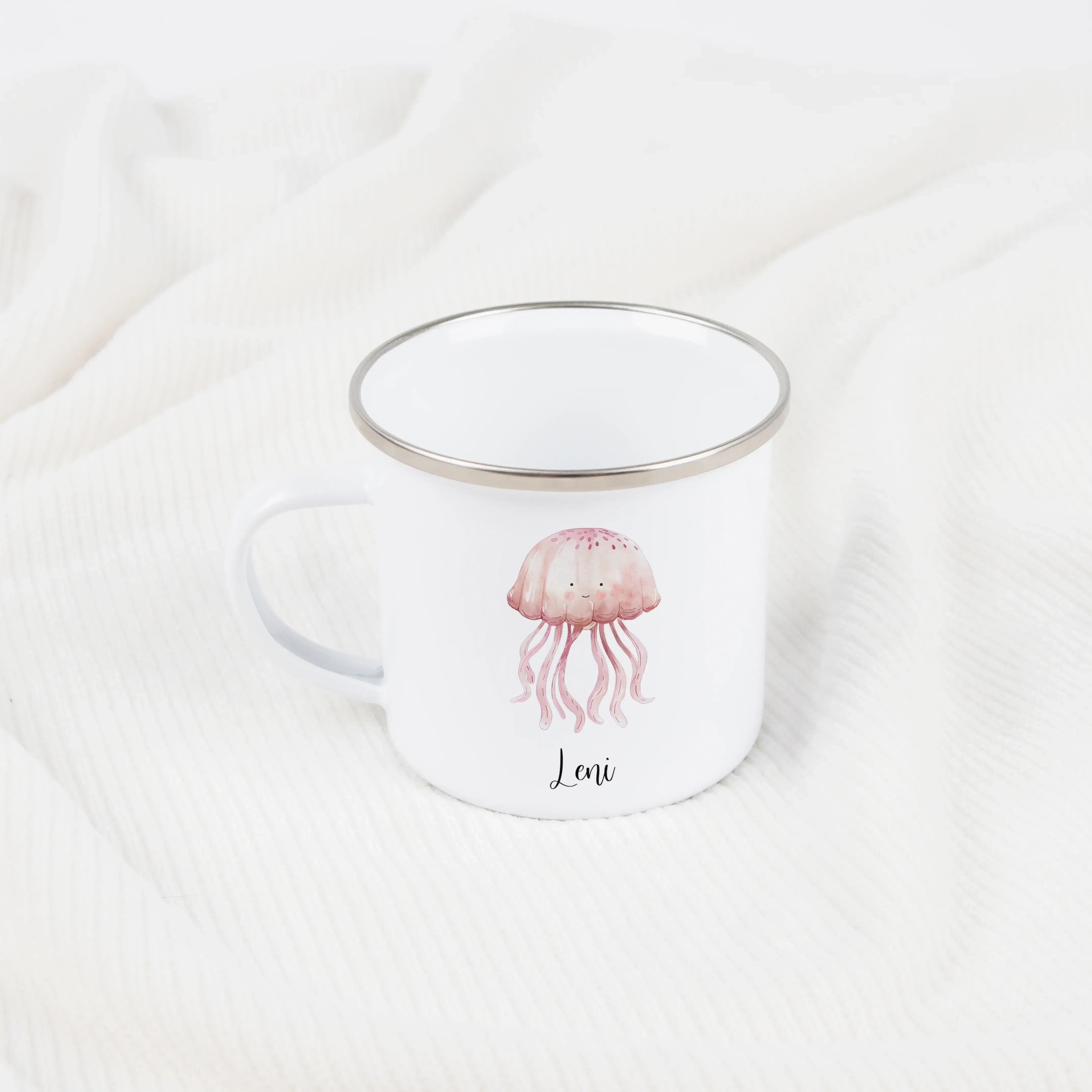 Emaille Tasse Qualle-Emaille Tasse-famprints-Die Emaille Tasse Qualle von famprints ist genau das Richtige, wenn du ein persönliches Geschenk mit maritimem Motiv suchst oder deinem Alltag einen verspielten Akzent geben willst. Das liebevoll illustrierte Q