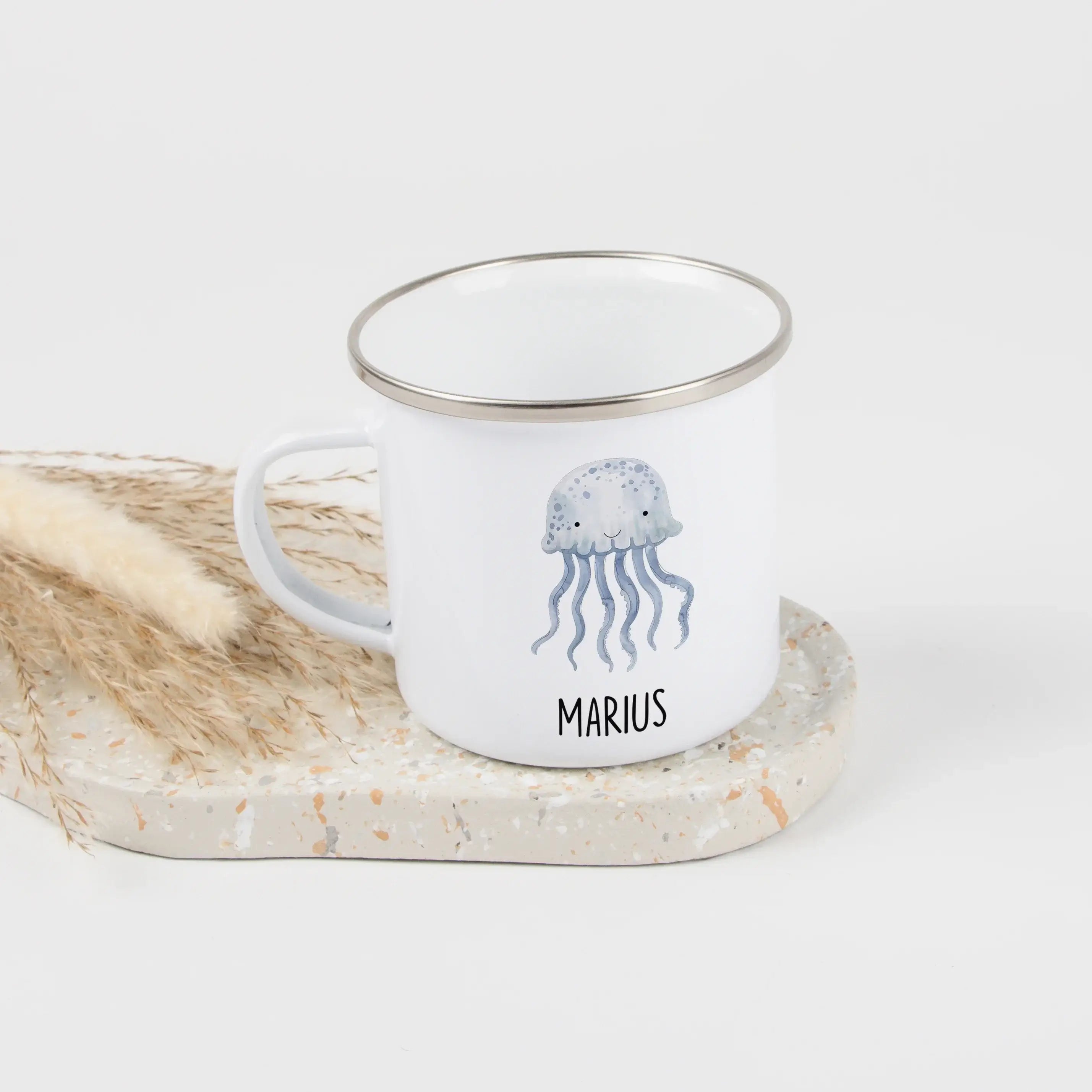Emaille Tasse Qualle-Emaille Tasse-famprints-Die Emaille Tasse Qualle von famprints ist genau das Richtige, wenn du ein persönliches Geschenk mit maritimem Motiv suchst oder deinem Alltag einen verspielten Akzent geben willst. Das liebevoll illustrierte Q