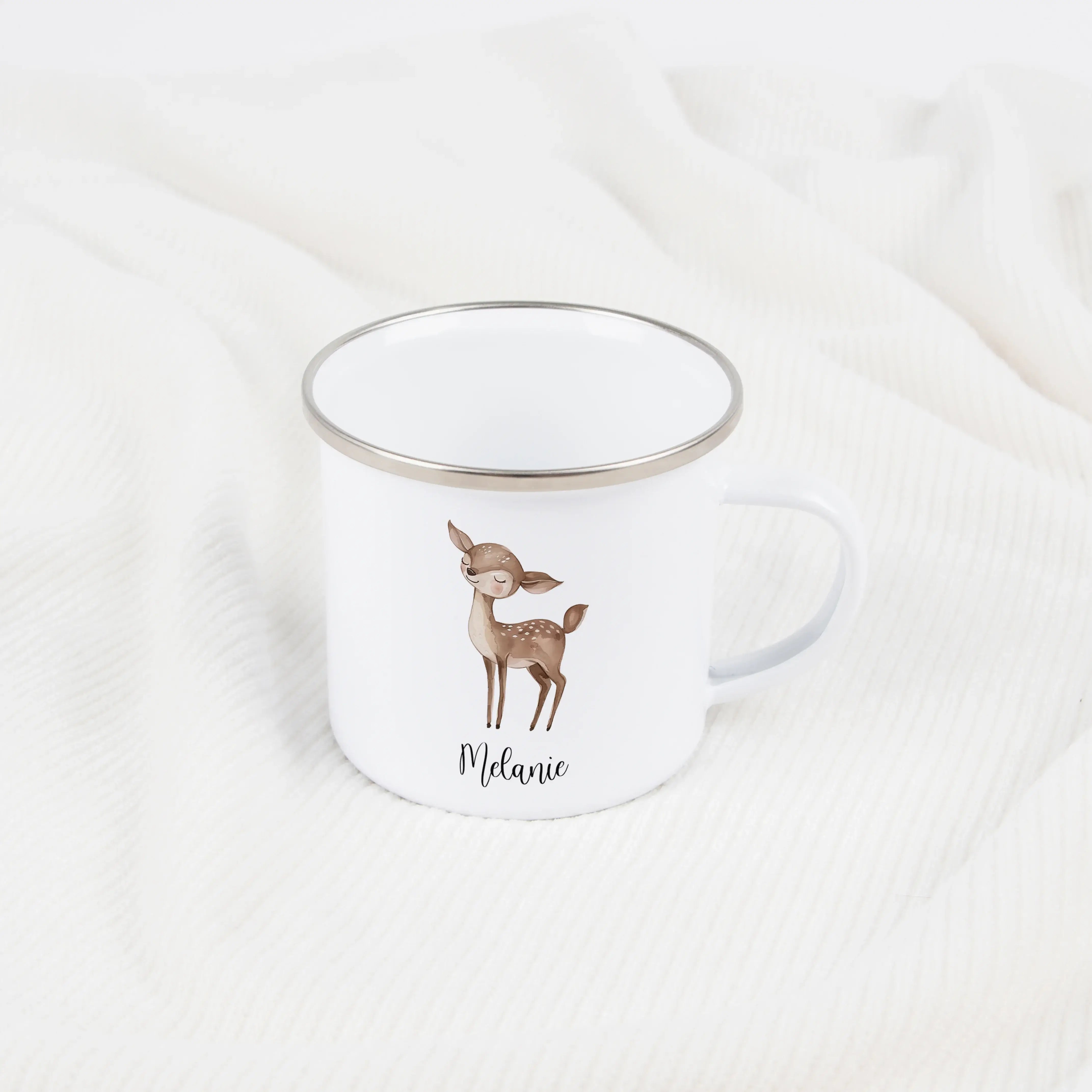 Emaille Tasse Reh-Emaille Tasse-famprints-Die Emaille Tasse Reh von famprints ist ein liebevolles Geschenk für Kinder, das jeden Schluck zu einem kleinen Glücksmoment macht. Das sanfte Reh-Motiv in Aquarell-Optik wirkt warmherzig und passt perfekt zu eine