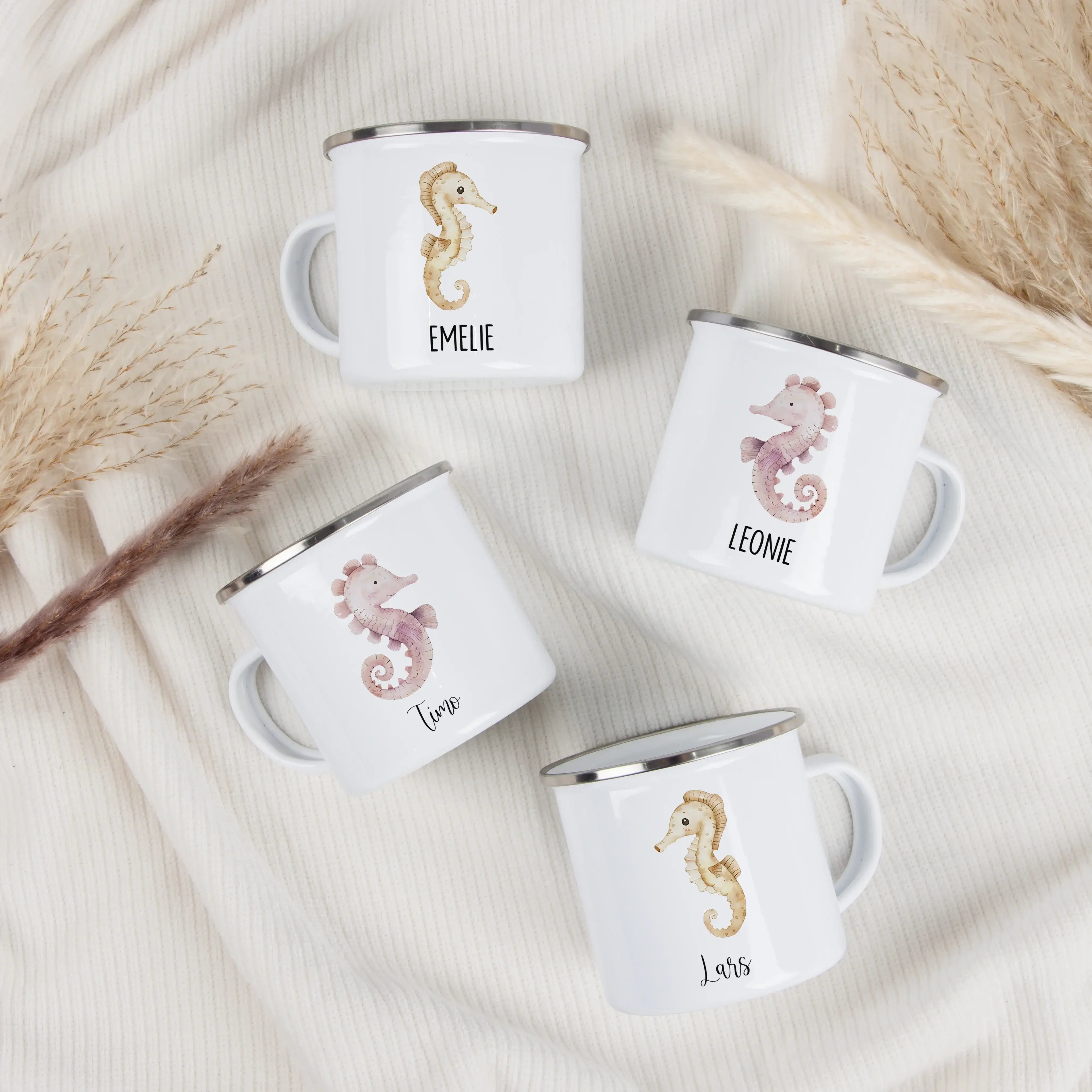 Emaille Tasse Seepferdchen-Emaille Tasse-famprints-Die Emaille Tasse Seepferdchen von famprints verwandelt jeden Schluck in einen kleinen Moment voller Fantasie. Das liebevoll illustrierte Seepferdchen-Motiv spricht Kinder an, die Meerestiere lieben und i