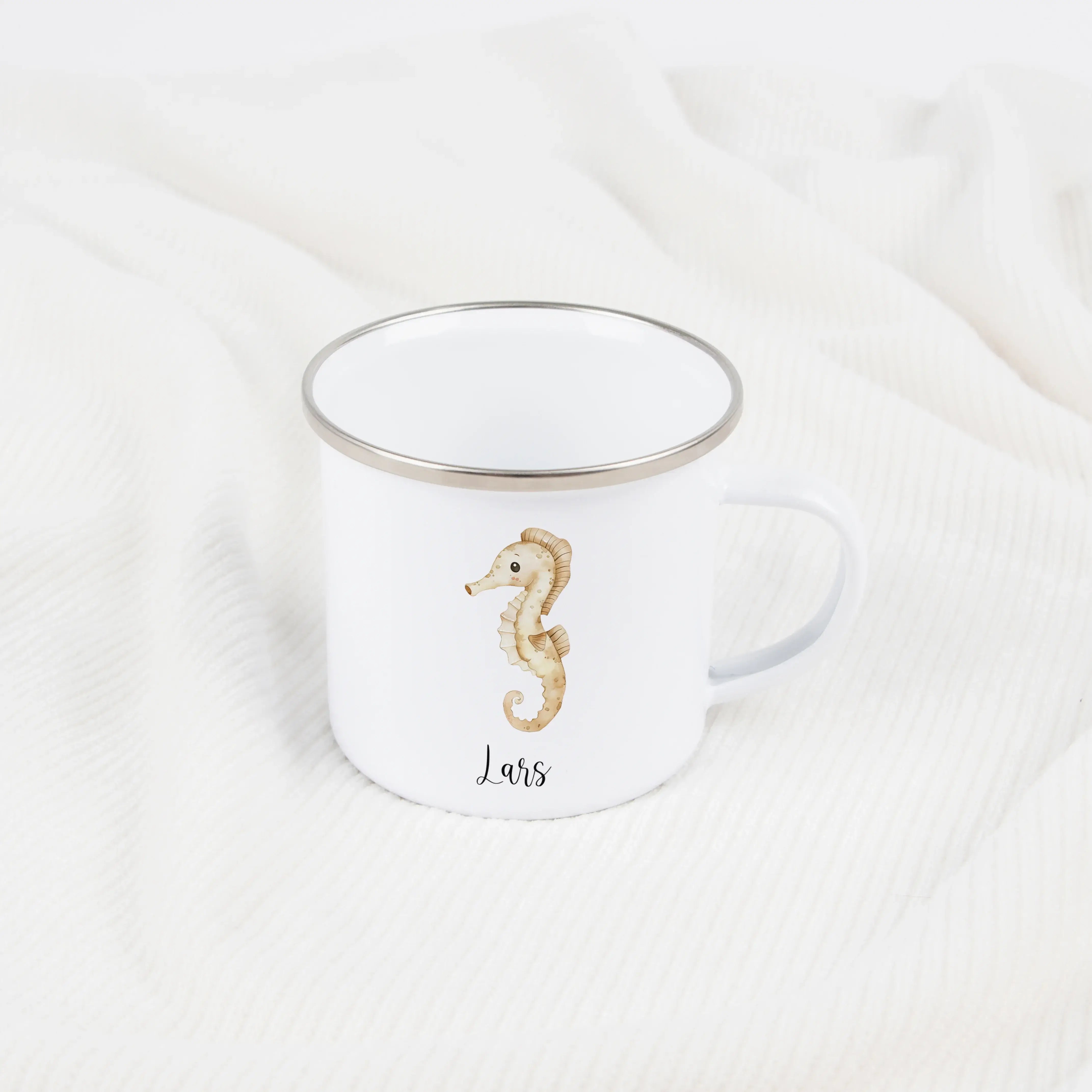 Emaille Tasse Seepferdchen-Emaille Tasse-famprints-Die Emaille Tasse Seepferdchen von famprints verwandelt jeden Schluck in einen kleinen Moment voller Fantasie. Das liebevoll illustrierte Seepferdchen-Motiv spricht Kinder an, die Meerestiere lieben und i