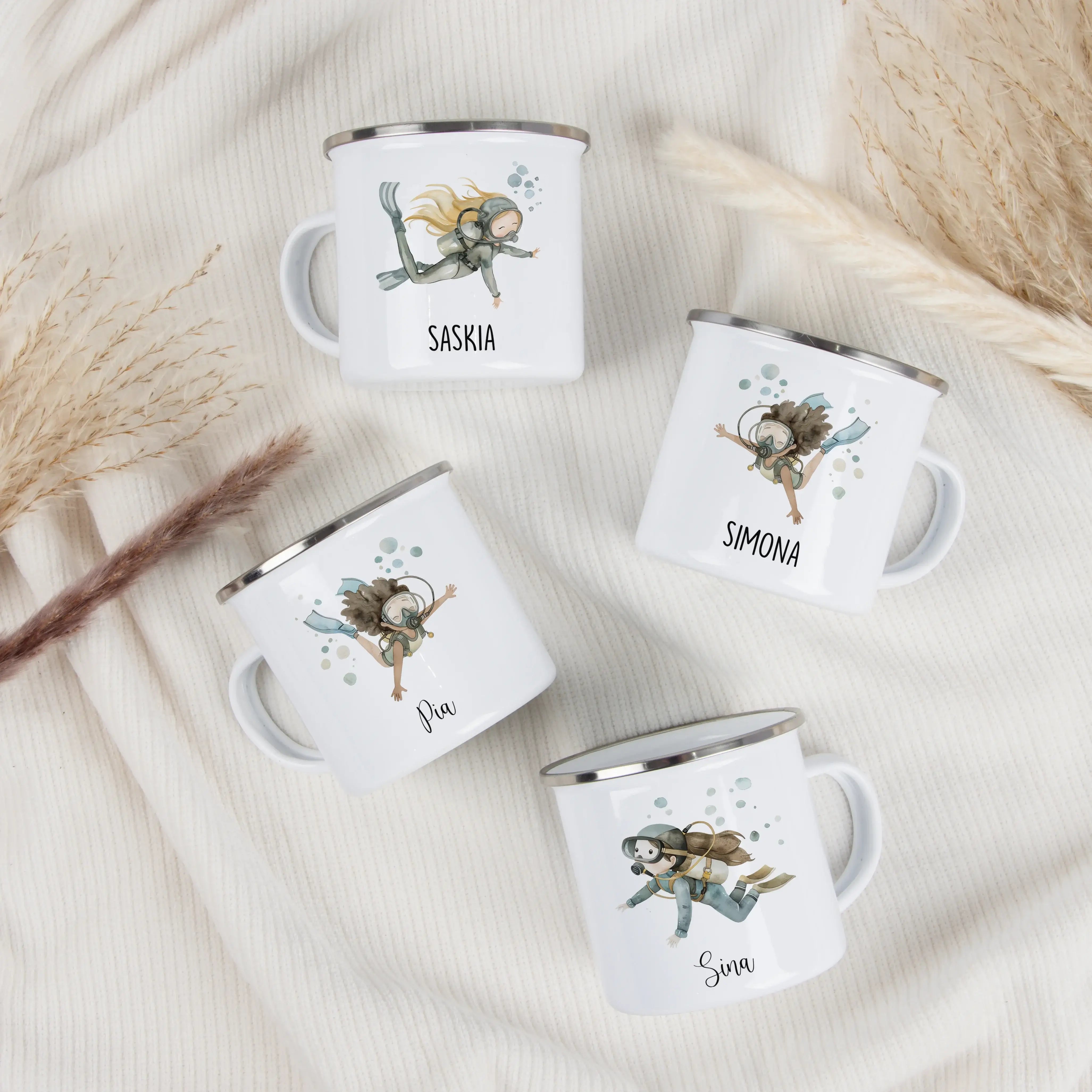 Emaille Tasse Taucherin-Emaille Tasse-famprints-Mit der Emaille Tasse Taucherin von famprints schenkst du nicht einfach nur eine Tasse, sondern ein persönliches Geschenk mit Bedeutung. Das liebevoll gestaltete Taucherinnen-Motiv begeistert Kinder, die das