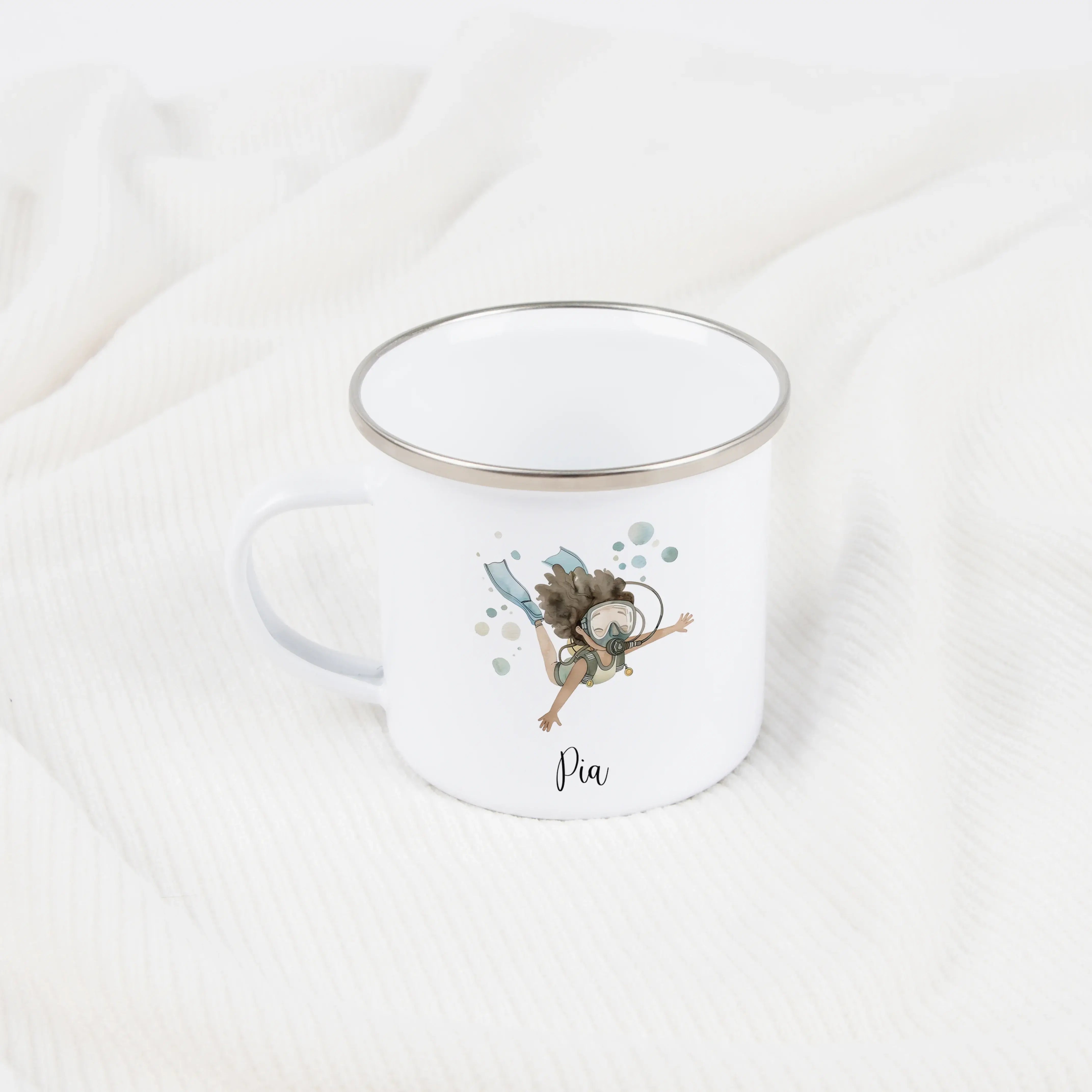 Emaille Tasse Taucherin-Emaille Tasse-famprints-Mit der Emaille Tasse Taucherin von famprints schenkst du nicht einfach nur eine Tasse, sondern ein persönliches Geschenk mit Bedeutung. Das liebevoll gestaltete Taucherinnen-Motiv begeistert Kinder, die das