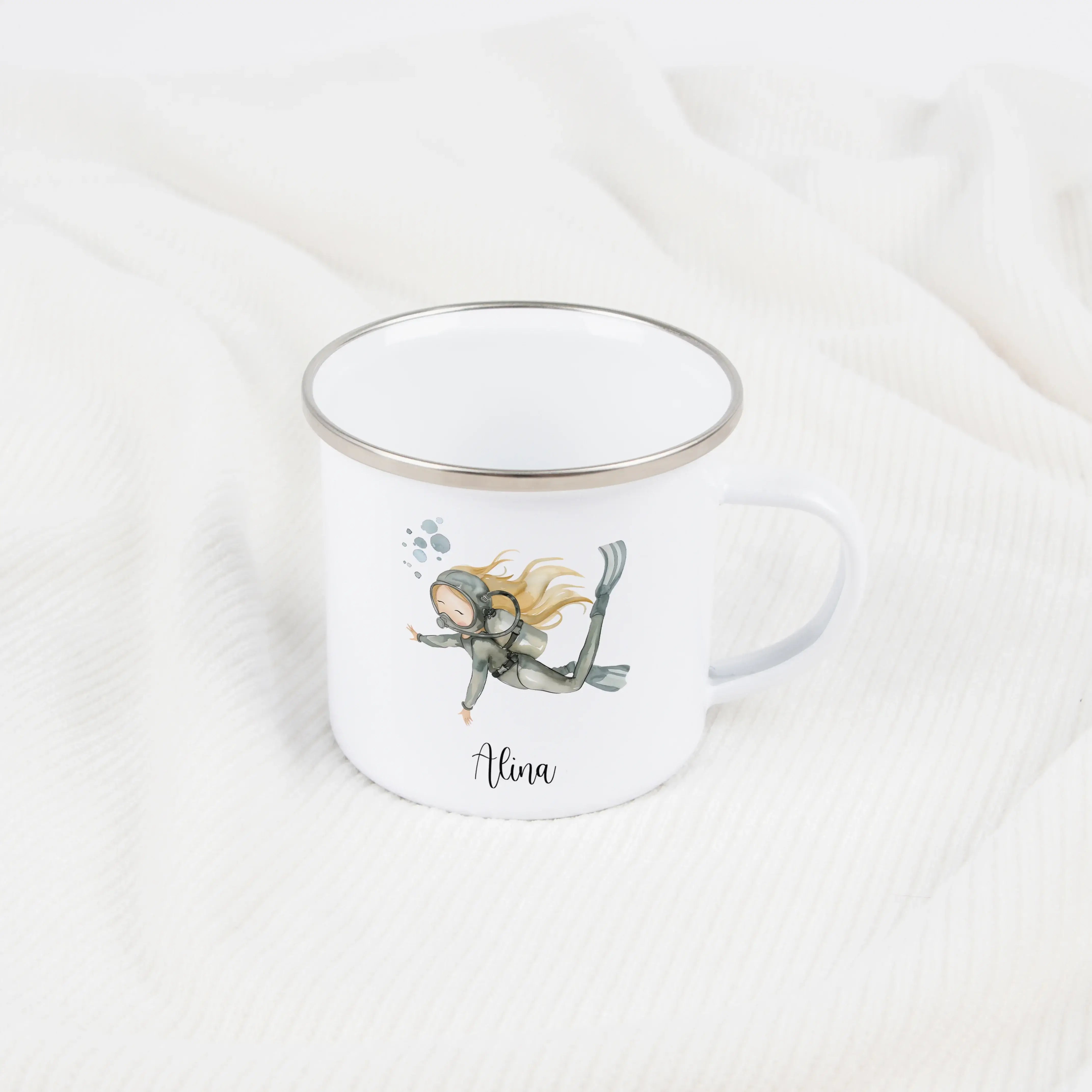 Emaille Tasse Taucherin-Emaille Tasse-famprints-Mit der Emaille Tasse Taucherin von famprints schenkst du nicht einfach nur eine Tasse, sondern ein persönliches Geschenk mit Bedeutung. Das liebevoll gestaltete Taucherinnen-Motiv begeistert Kinder, die das