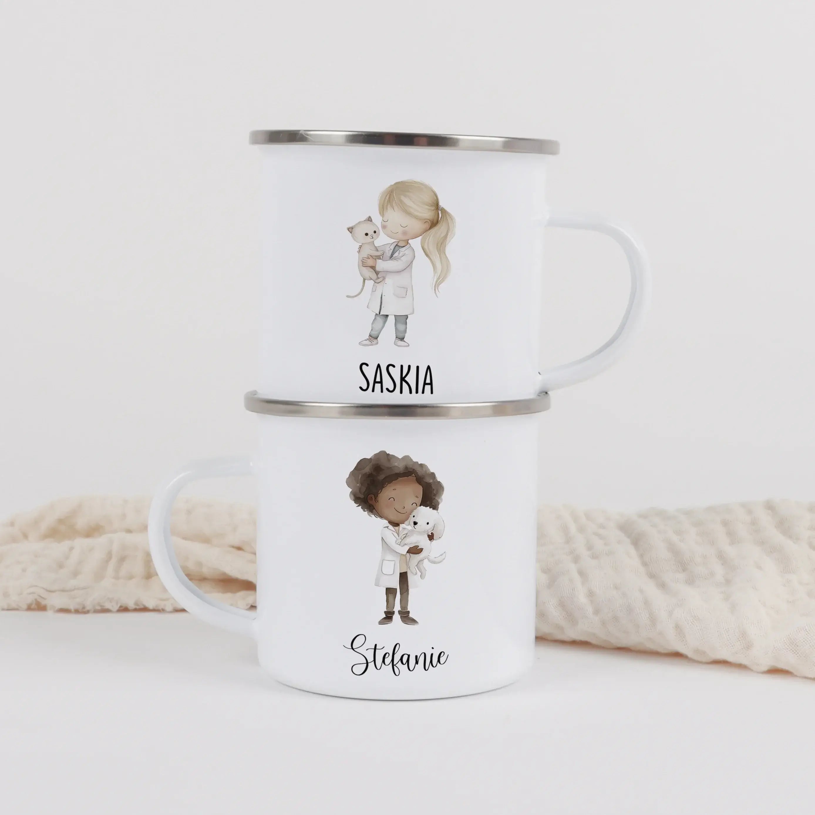 Emaille Tasse Tierärztin-Emaille Tasse-famprints-Die Emaille Tasse Tierärztin von famprints ist genau das Richtige, wenn du ein persönliches Geschenk suchst, das im Alltag wirklich genutzt wird. Ob für kleine Tierfreundinnen, angehende Tierärztinnen oder